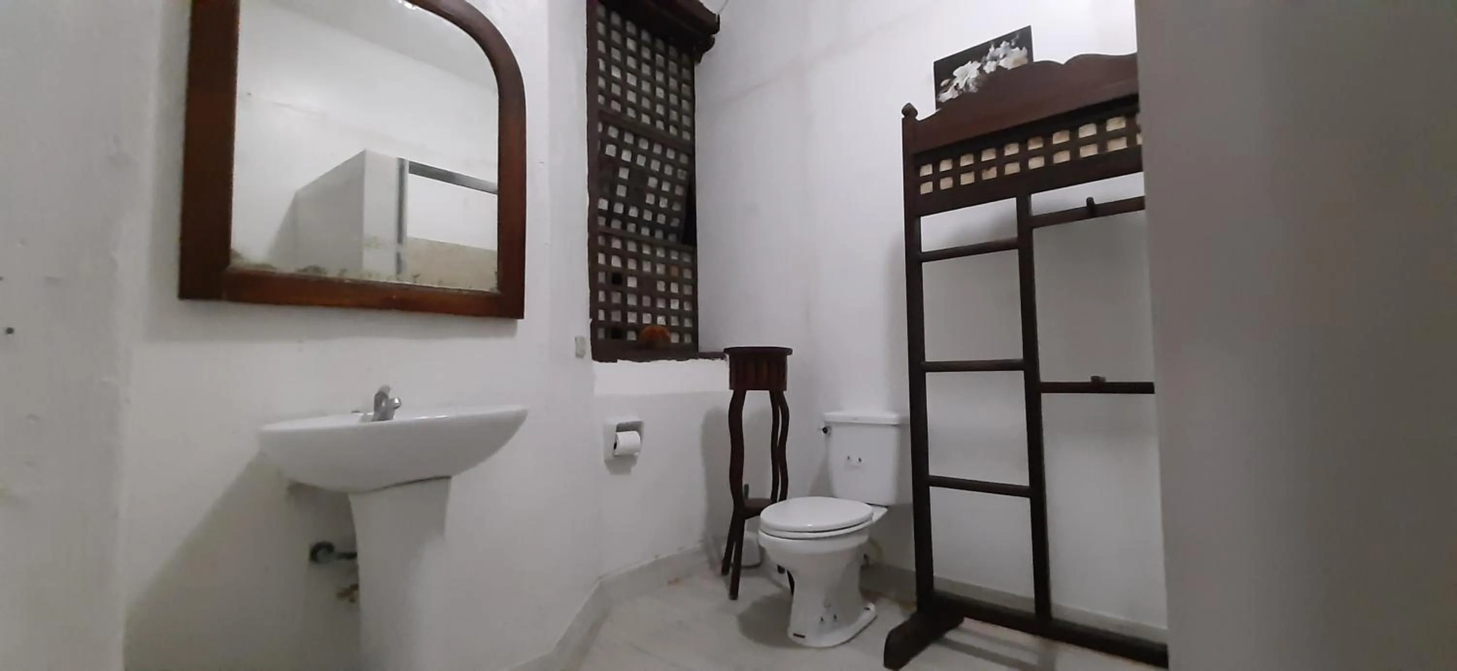 Toilet in Escolta's Homey Lodge
