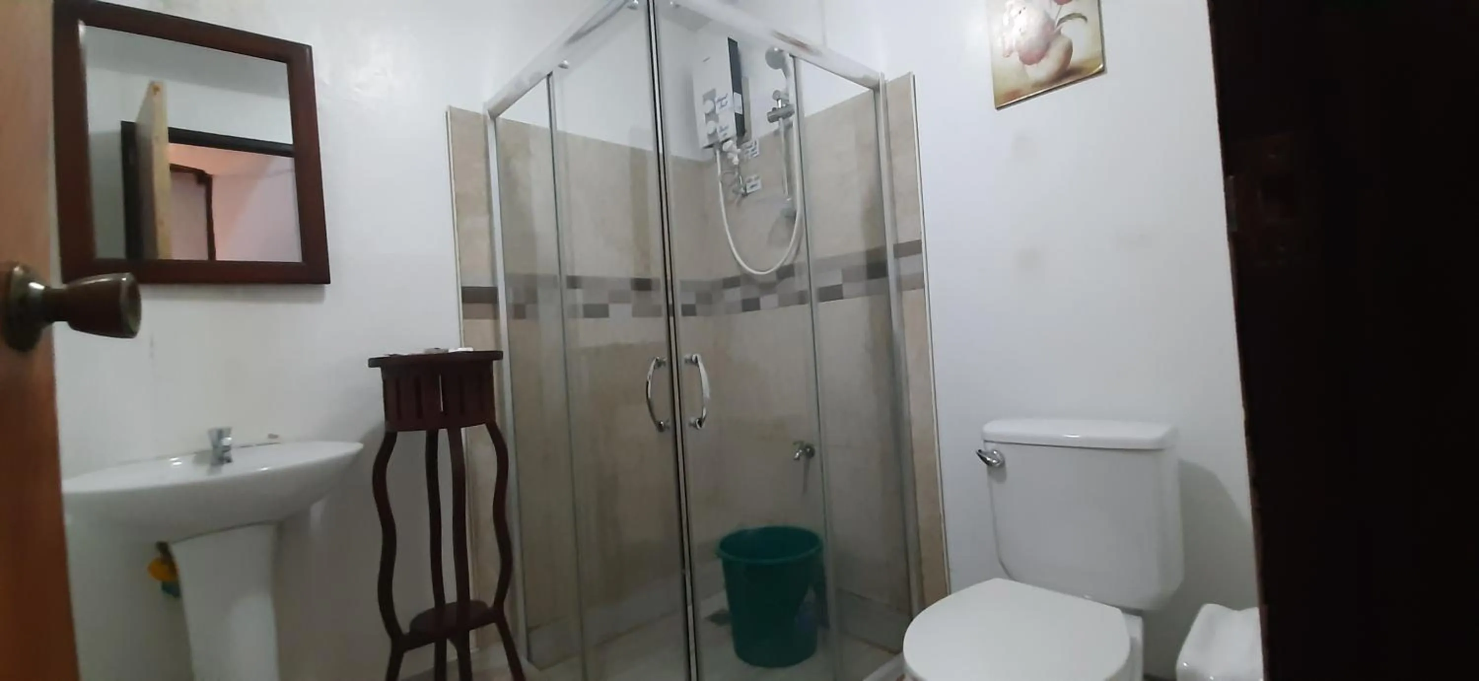 Shower in Escolta's Homey Lodge
