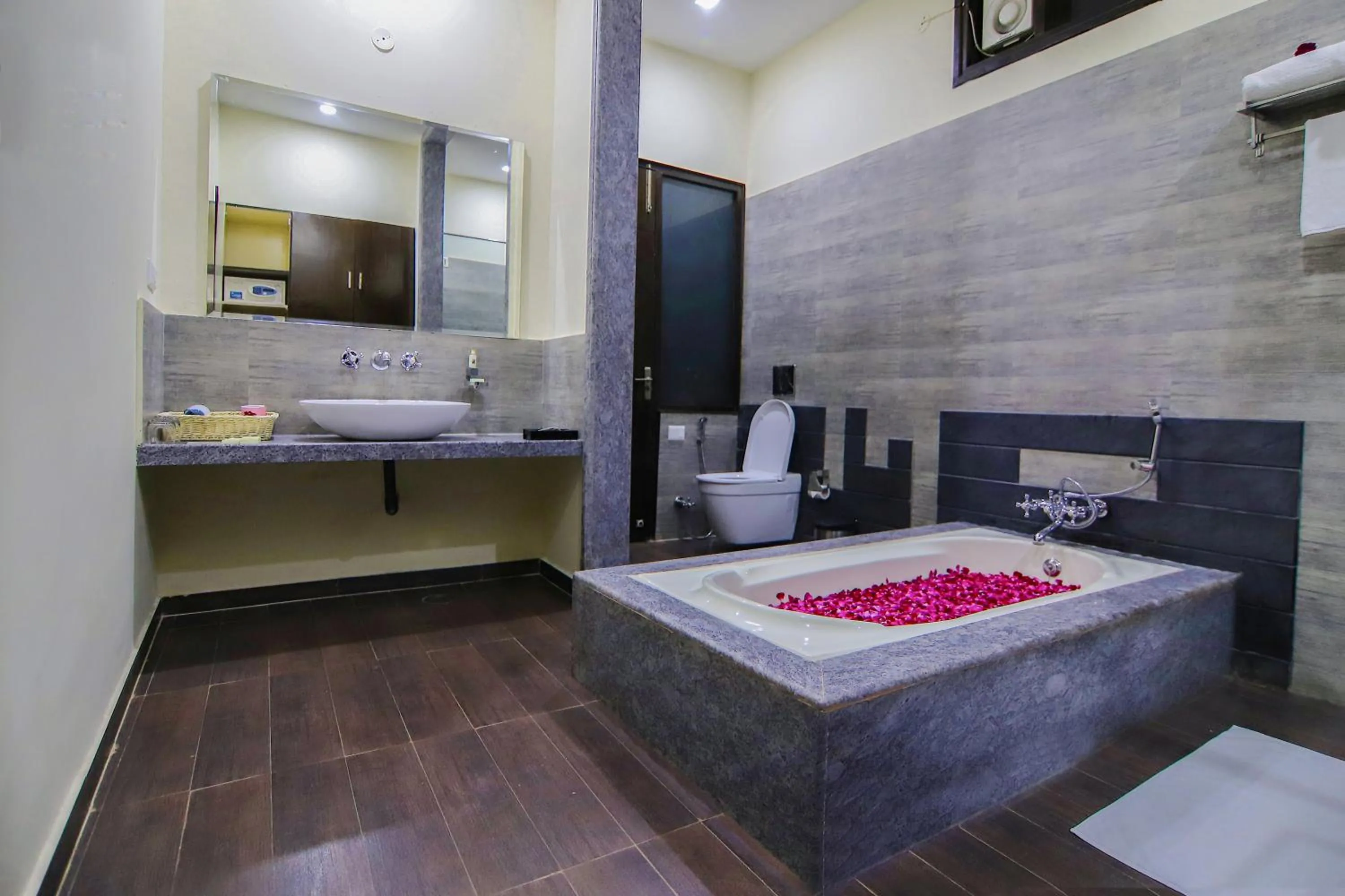 Bathroom, Bed in Jungle Vilas