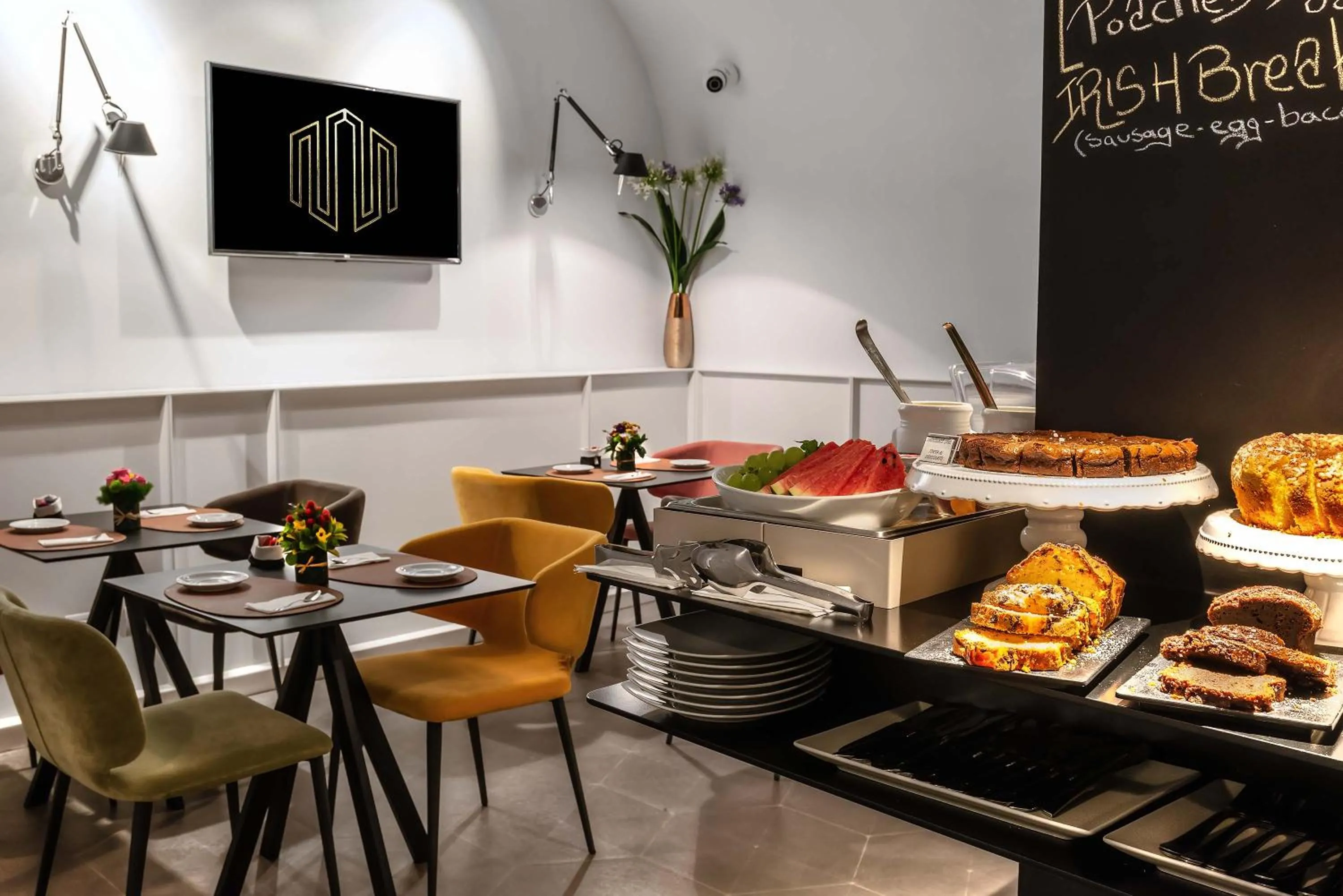 Restaurant/places to eat in Navona Street Hotel