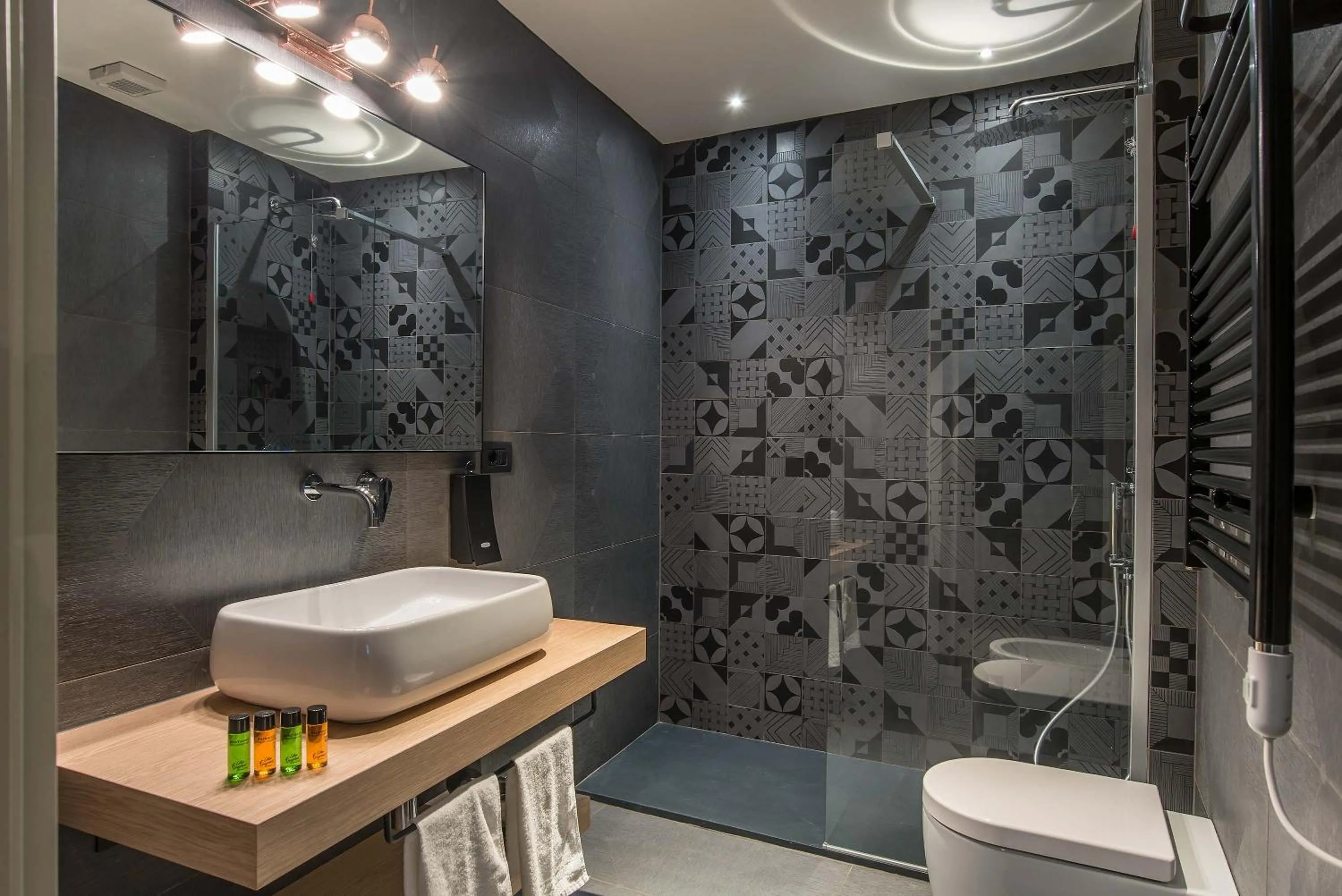 Shower in Navona Street Hotel