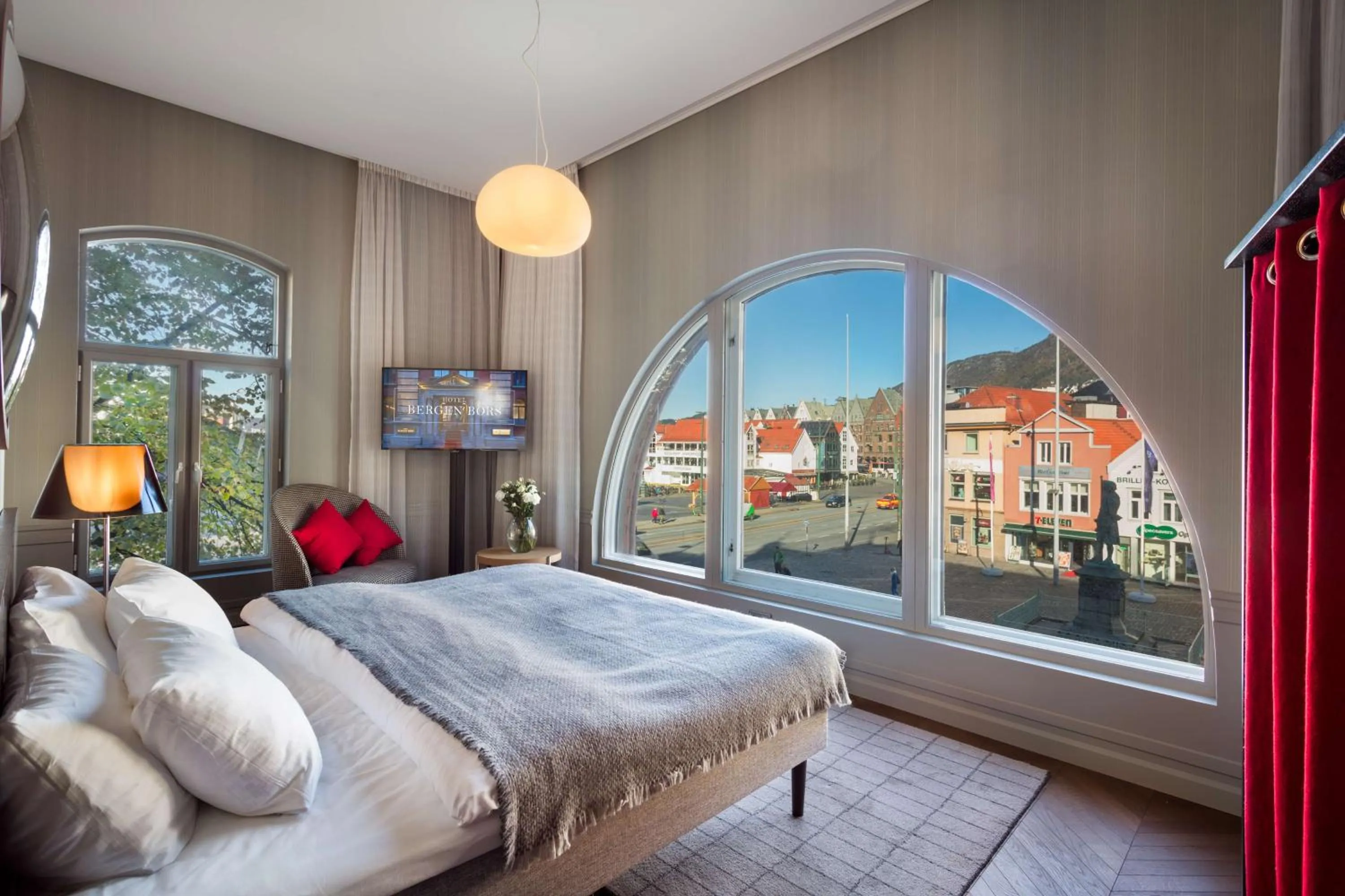 Photo of the whole room, Bed in Bergen Børs Hotel