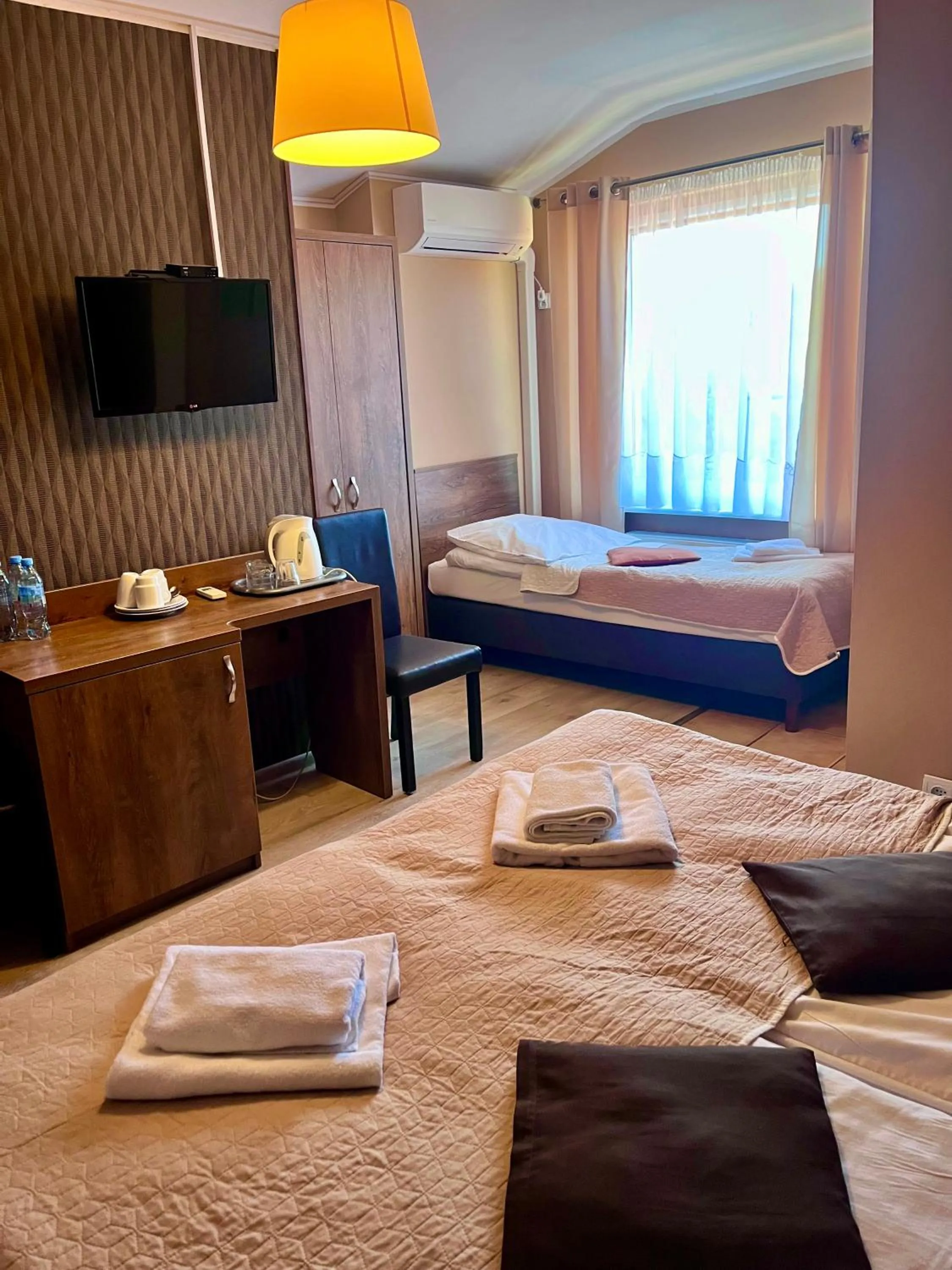 Photo of the whole room, Bed in Stratos