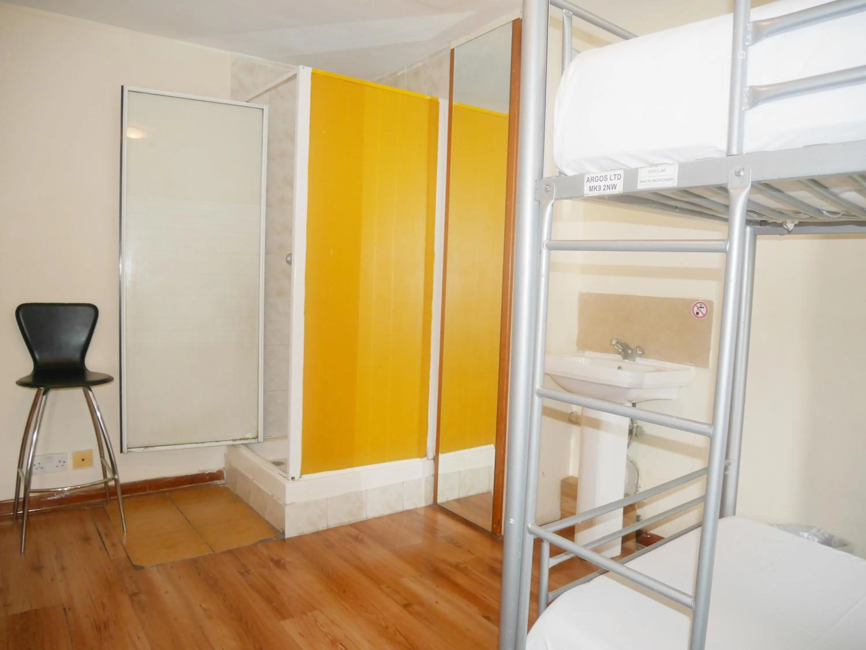 Bedroom, Bed in Kensal Green Backpackers 2