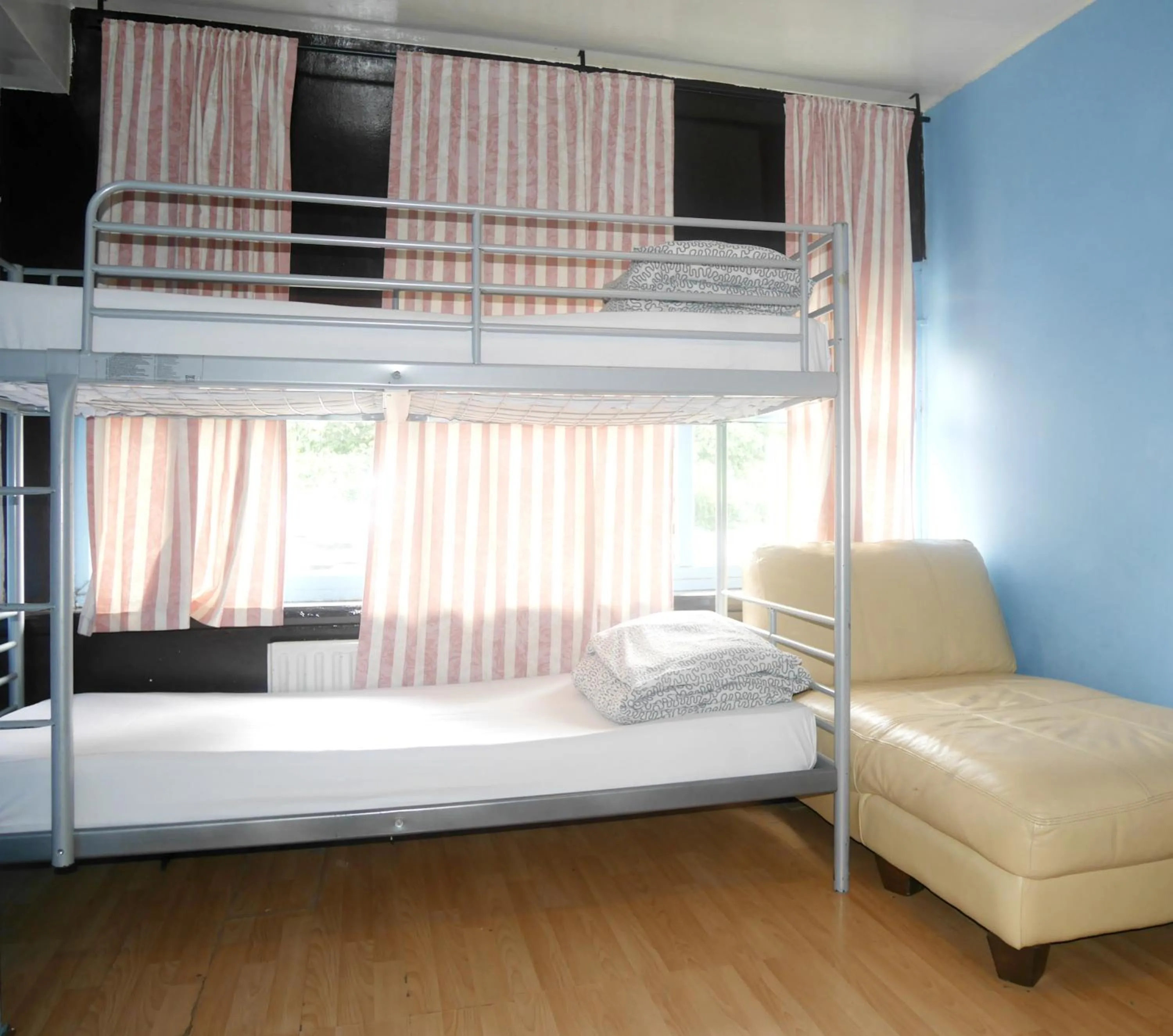 Bedroom, Bed in Kensal Green Backpackers 2