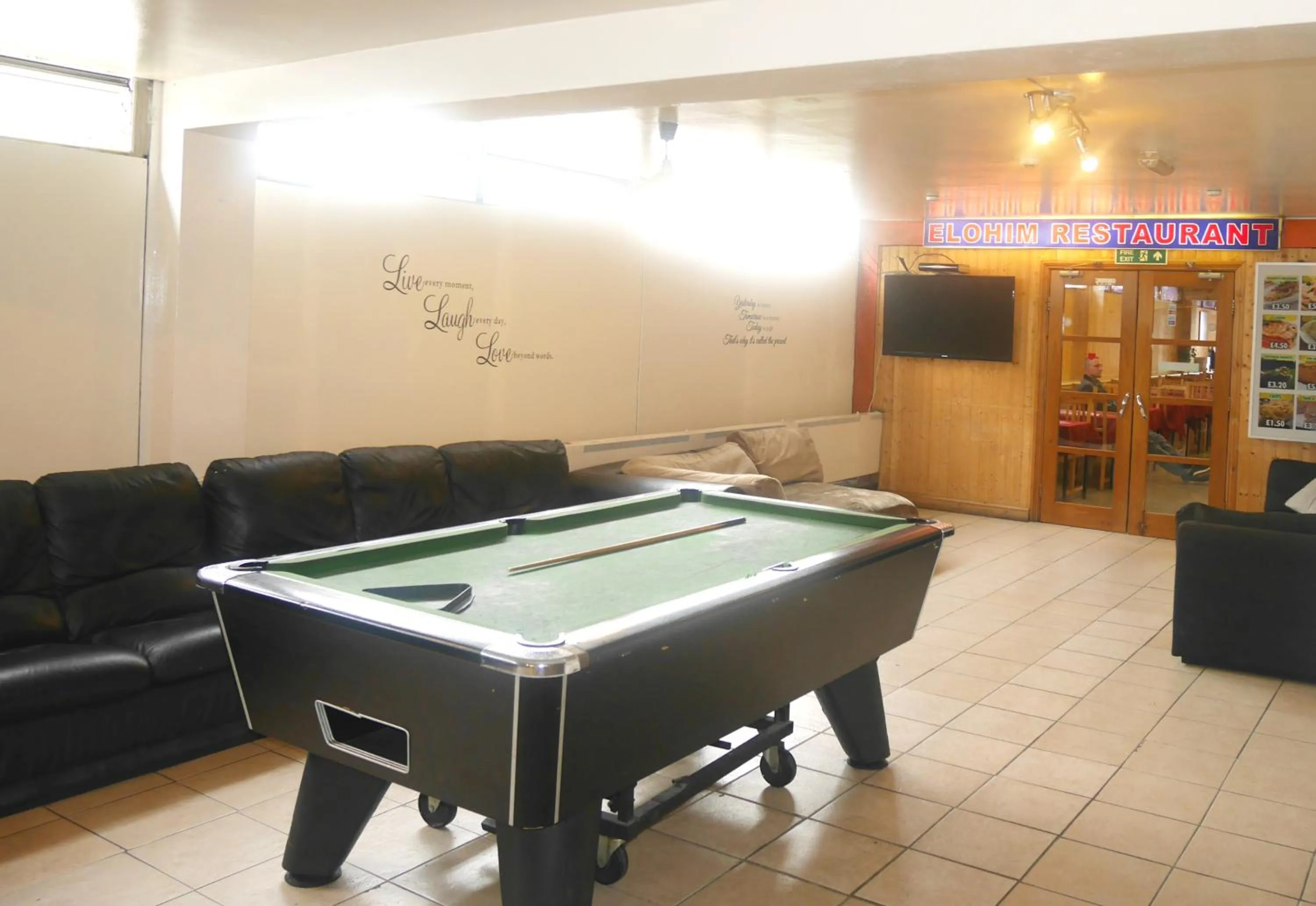 Billiard in Kensal Green Backpackers 2