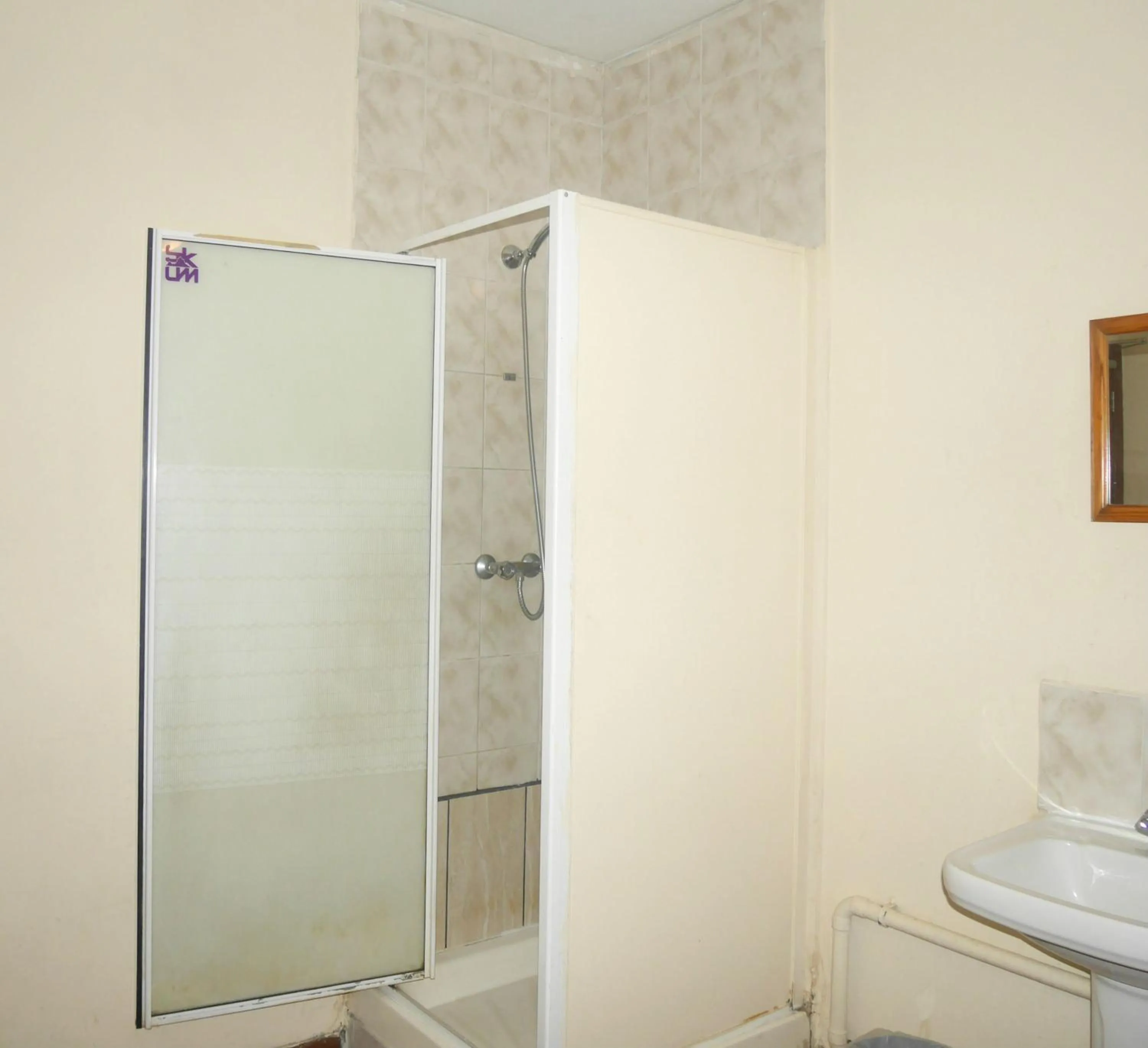 Shower in Kensal Green Backpackers 2