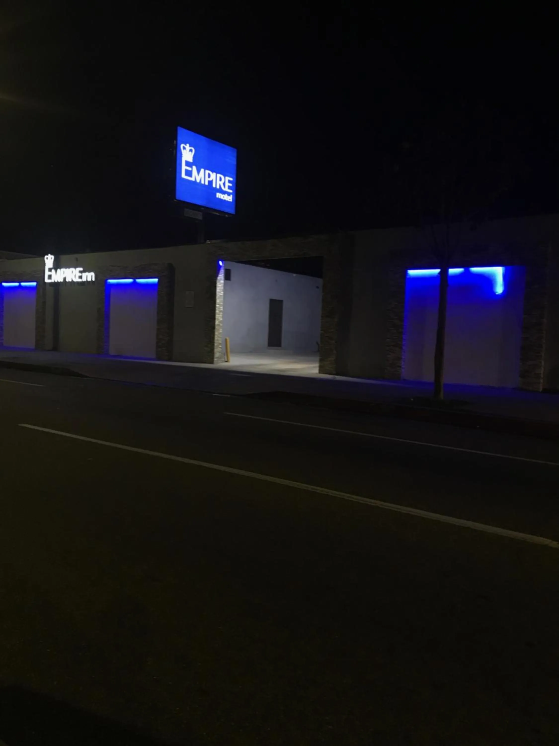 Facade/entrance in Empire Inn