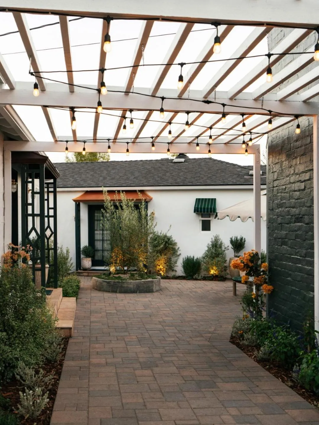 Property building in Le Petit Pali Brentwood