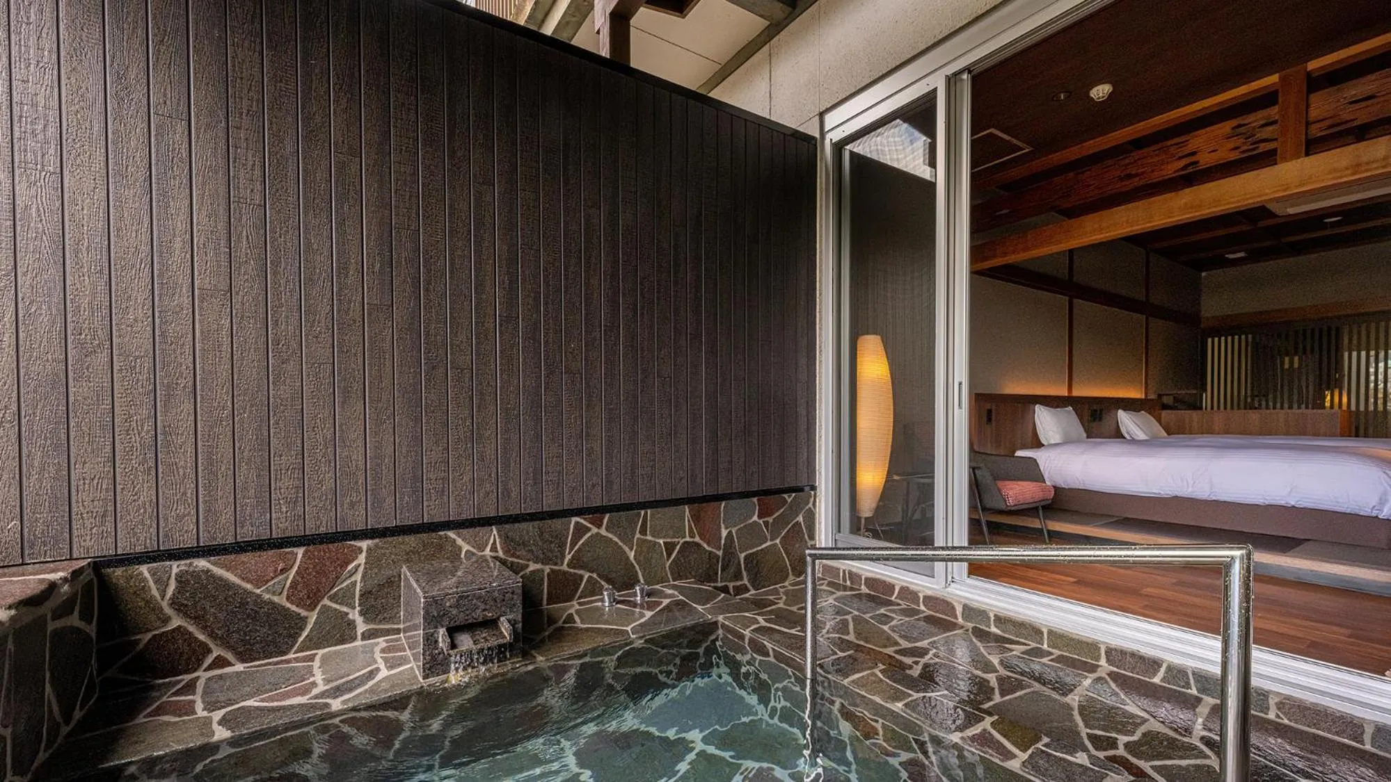 Photo of the whole room, Bed in Fukusenka