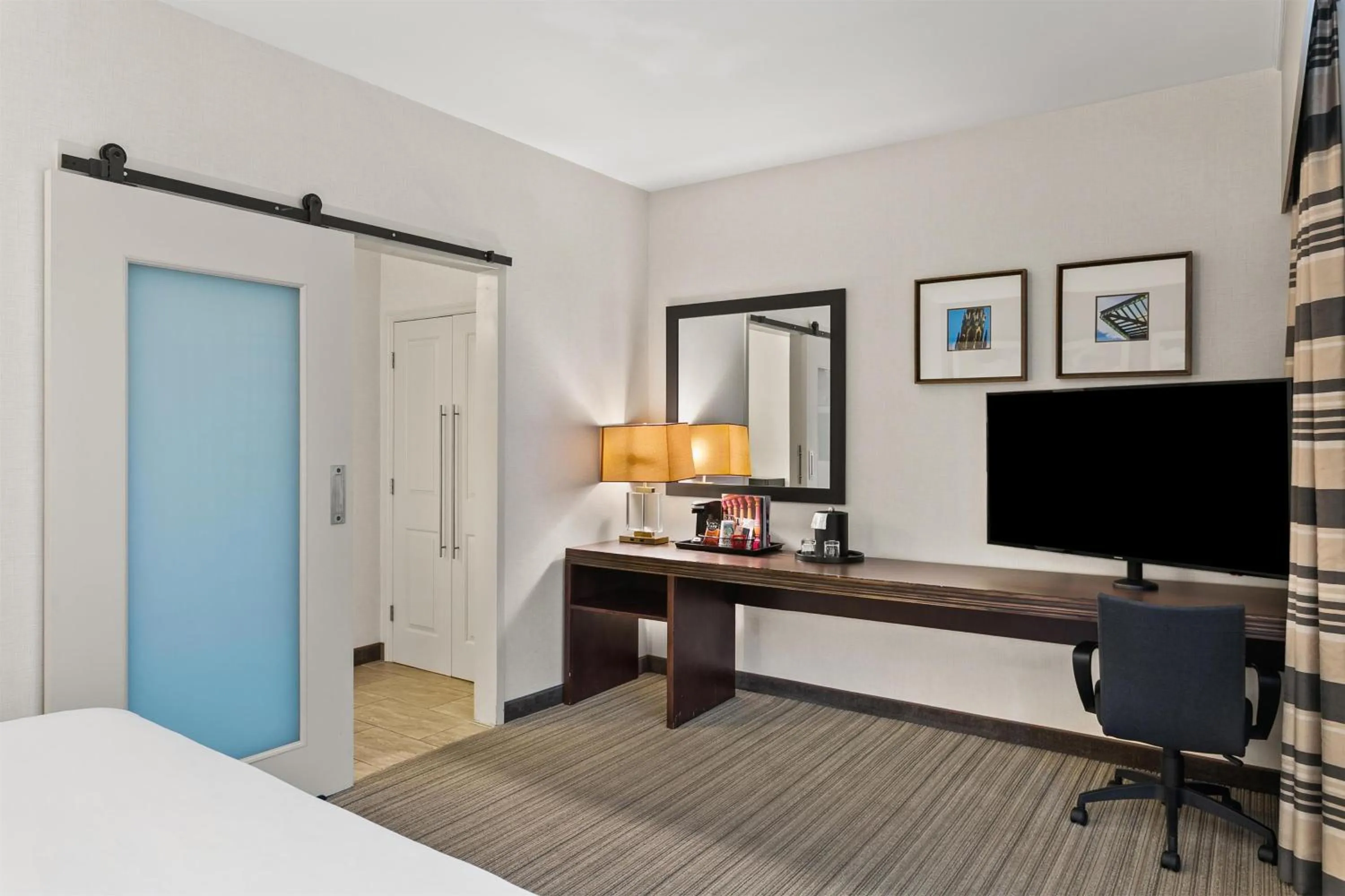 Photo of the whole room, Bed in Sonesta Hotel Baltimore Inner Harbor