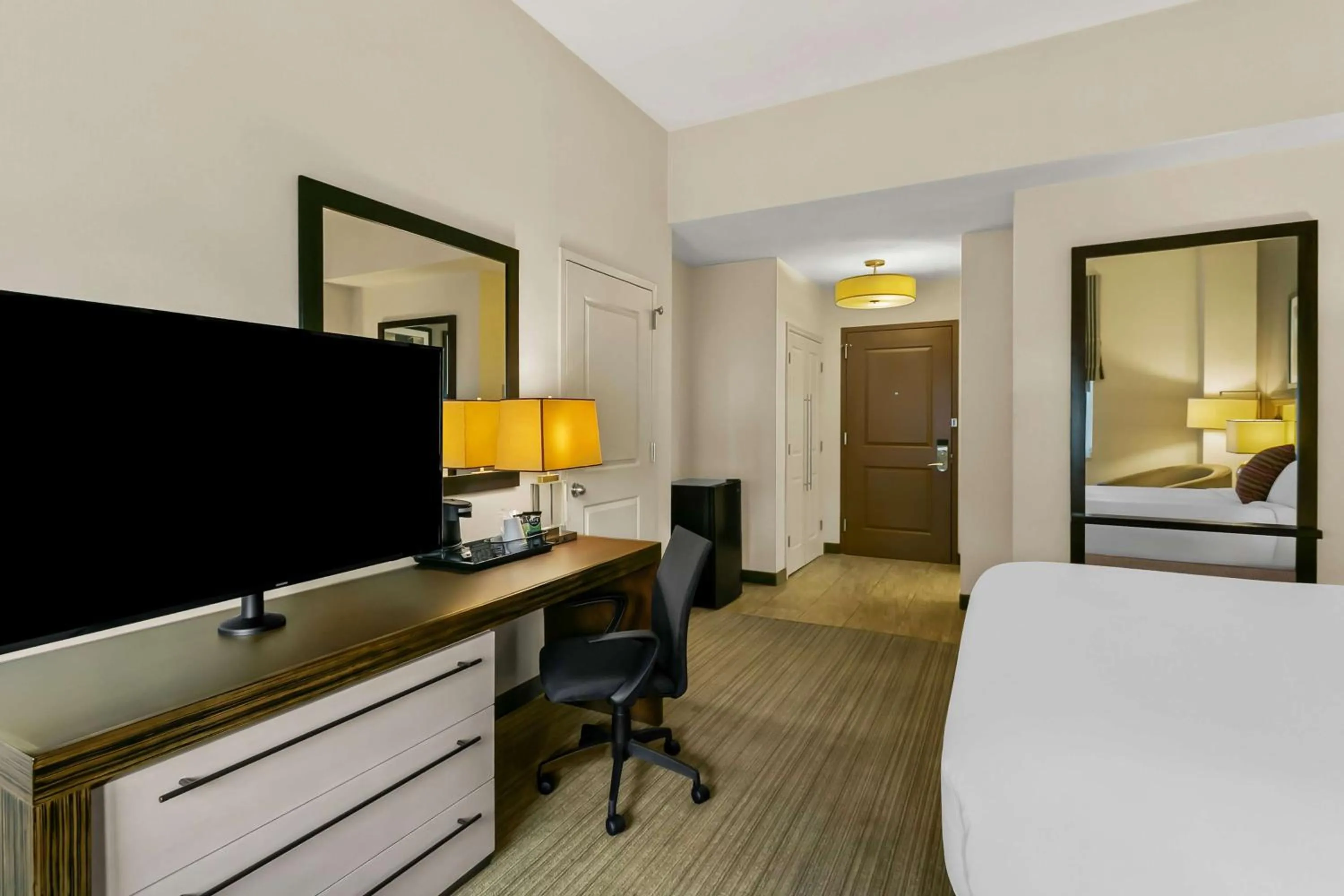 Bedroom, Bed in Delta Hotels by Marriott Baltimore Inner Harbor