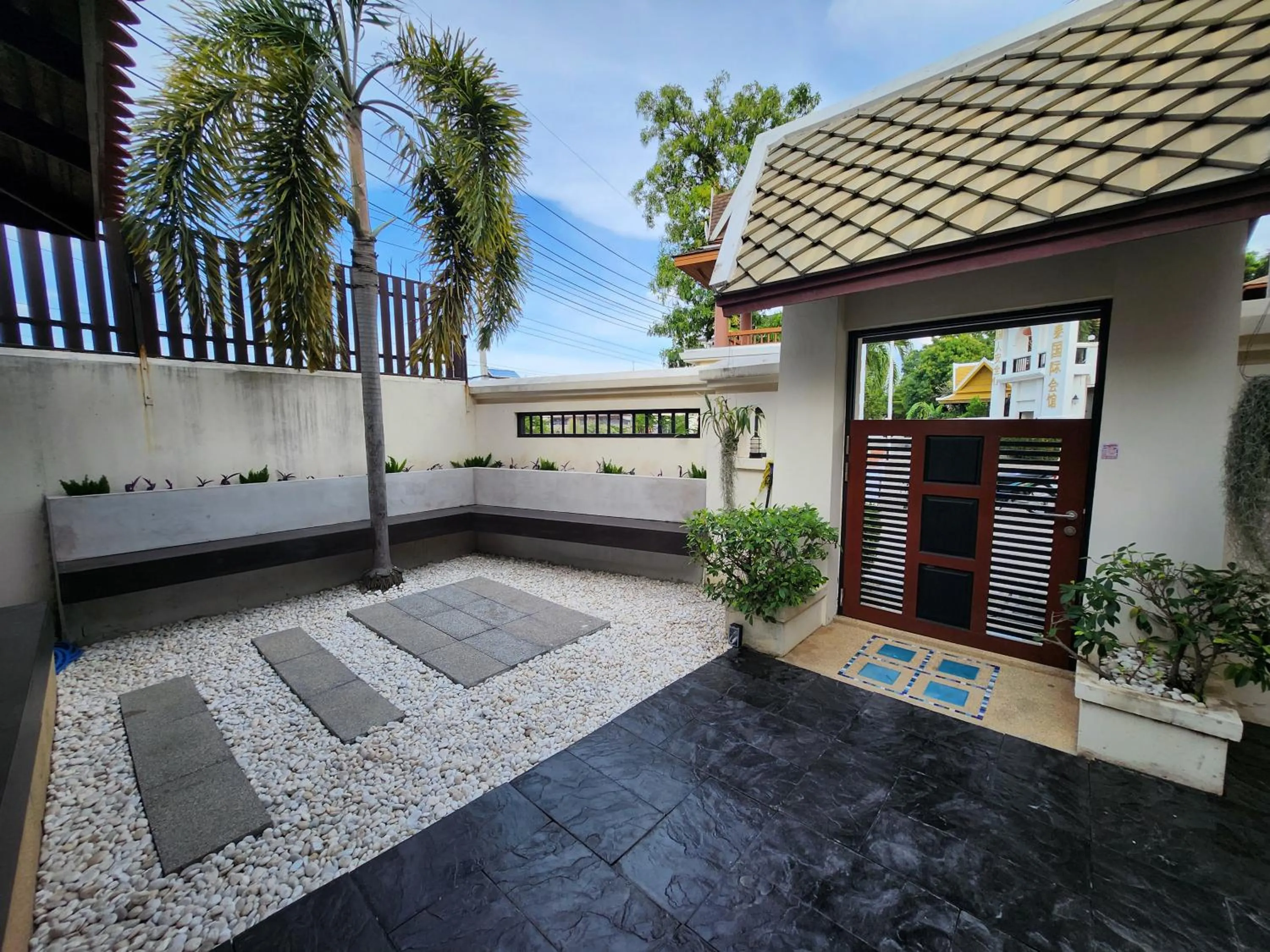 Facade/entrance in รมิดา พูล วิลล่า พัทยา Ramida Pool Villa Pattaya