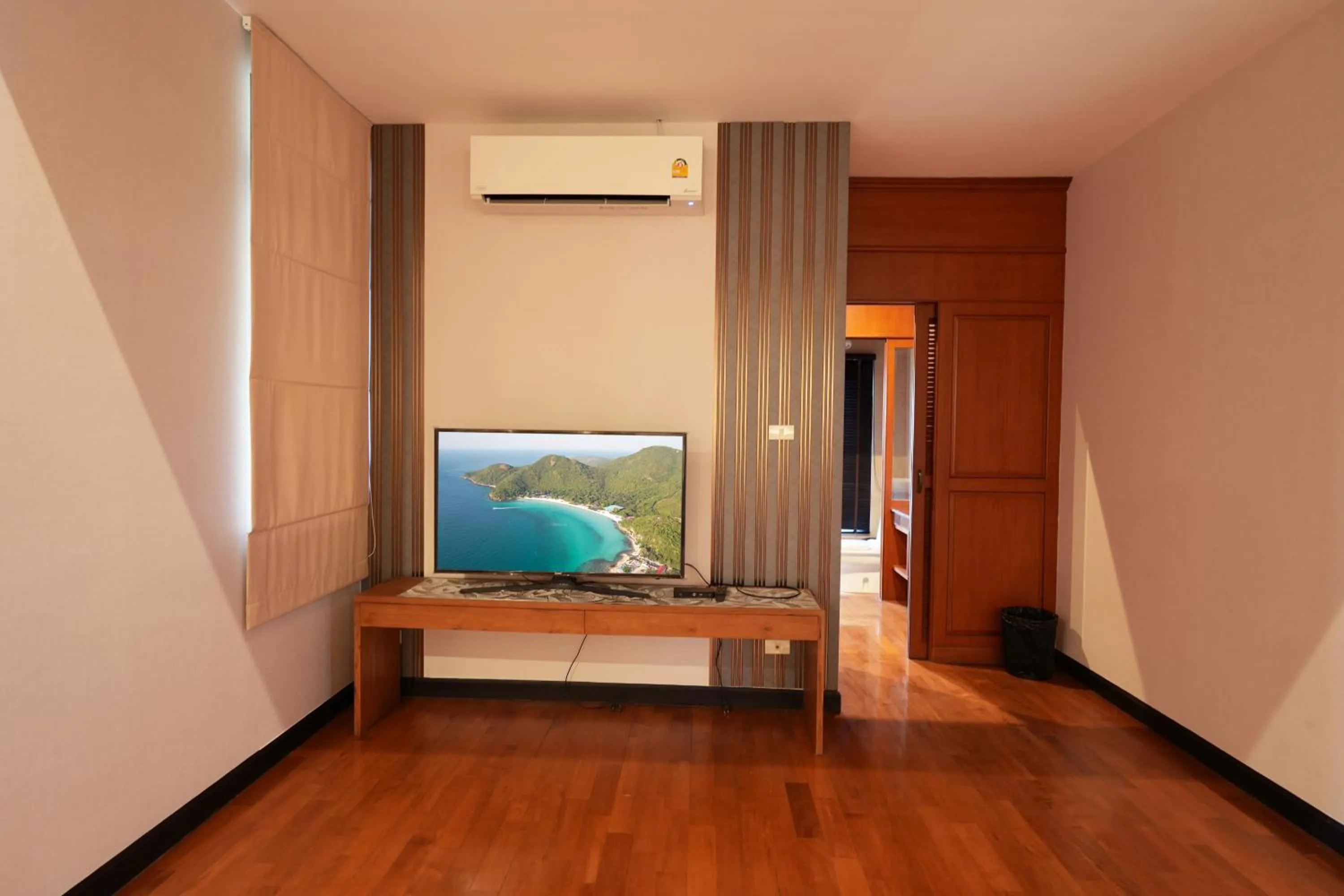 Communal lounge/ TV room, Bed in รมิดา พูล วิลล่า พัทยา Ramida Pool Villa Pattaya