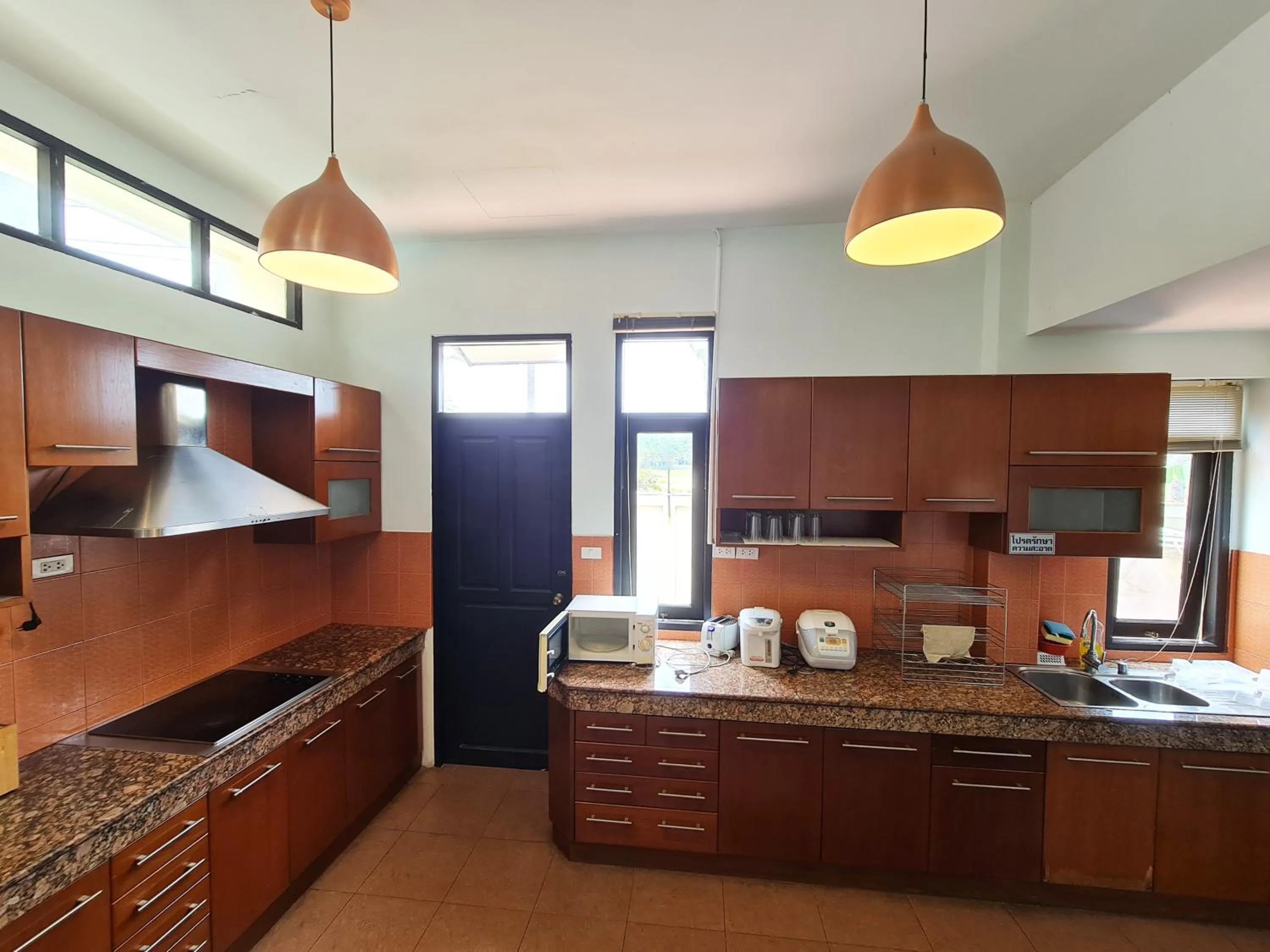 Kitchen or kitchenette in รมิดา พูล วิลล่า พัทยา Ramida Pool Villa Pattaya