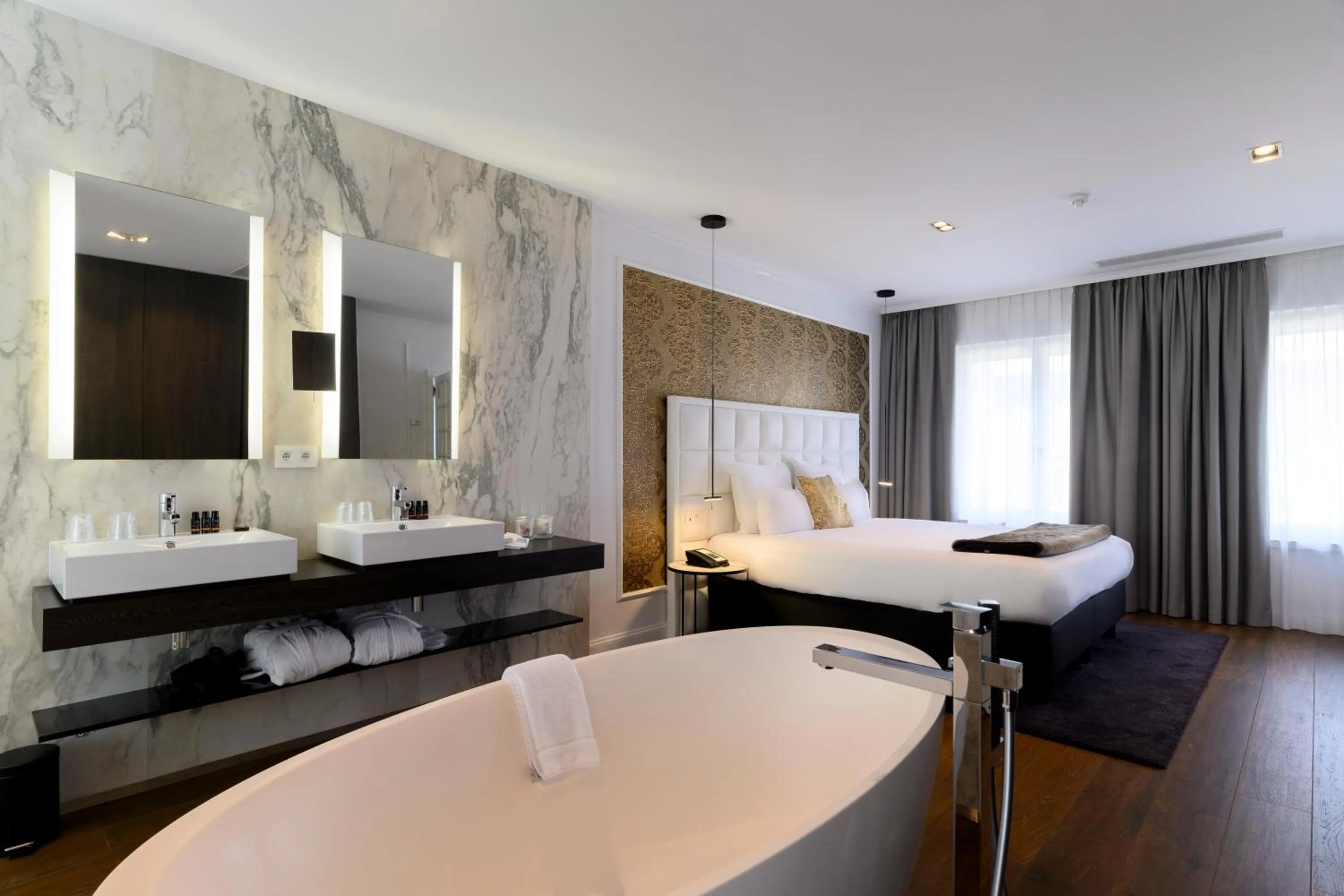 Bathroom, Bed in Hotel Rubens-Grote Markt