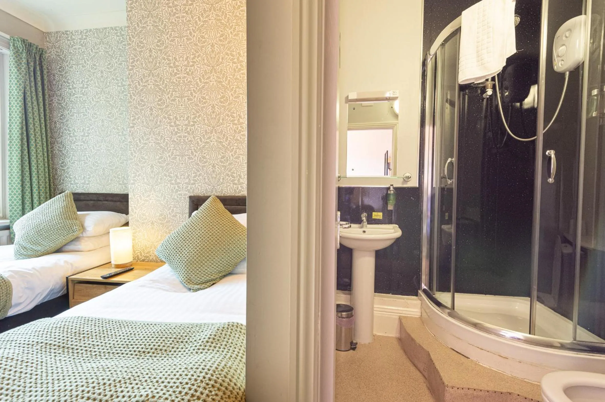 Bathroom, Bed in Fox Inn