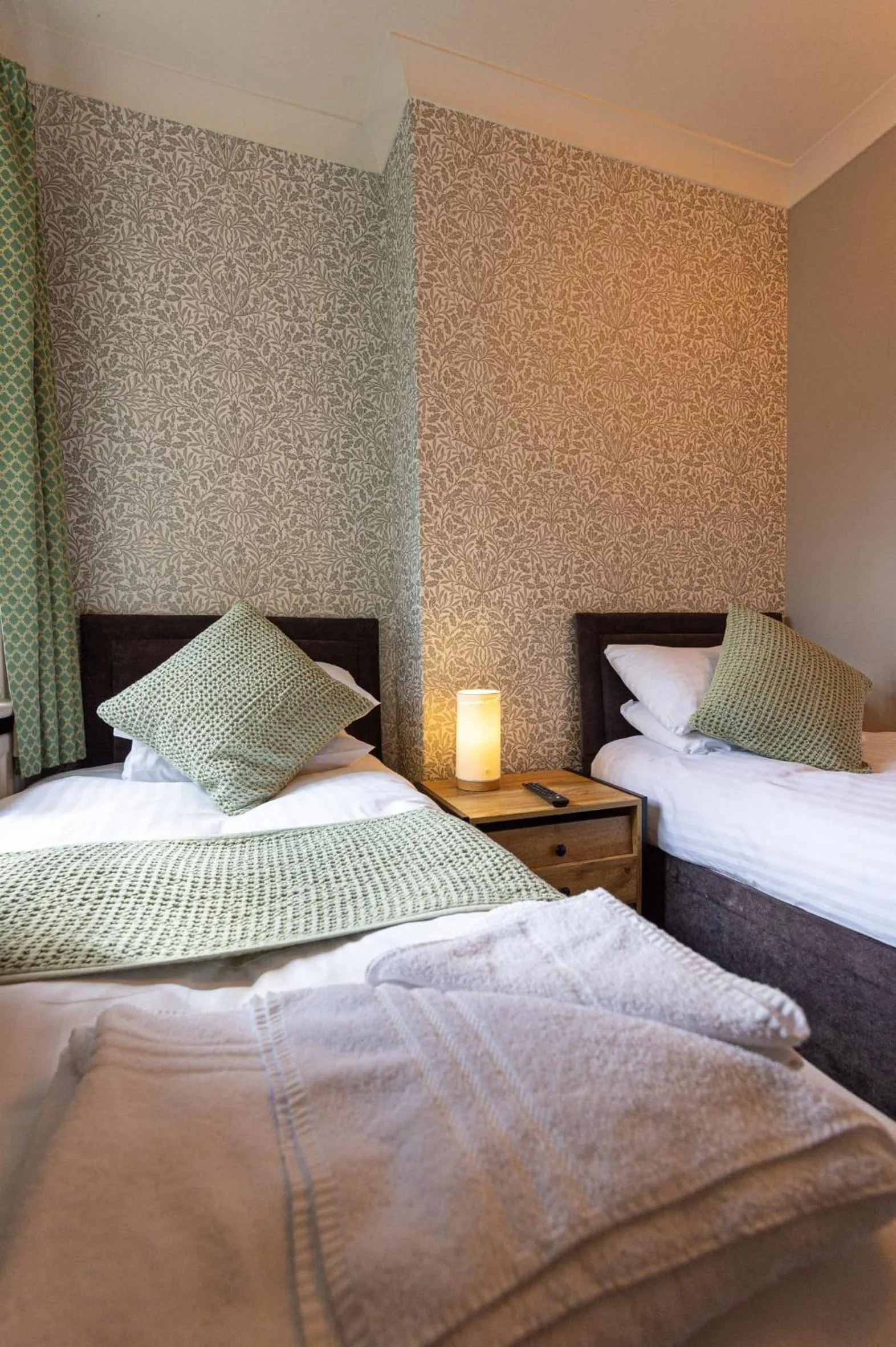 Bedroom, Bed in Fox Inn