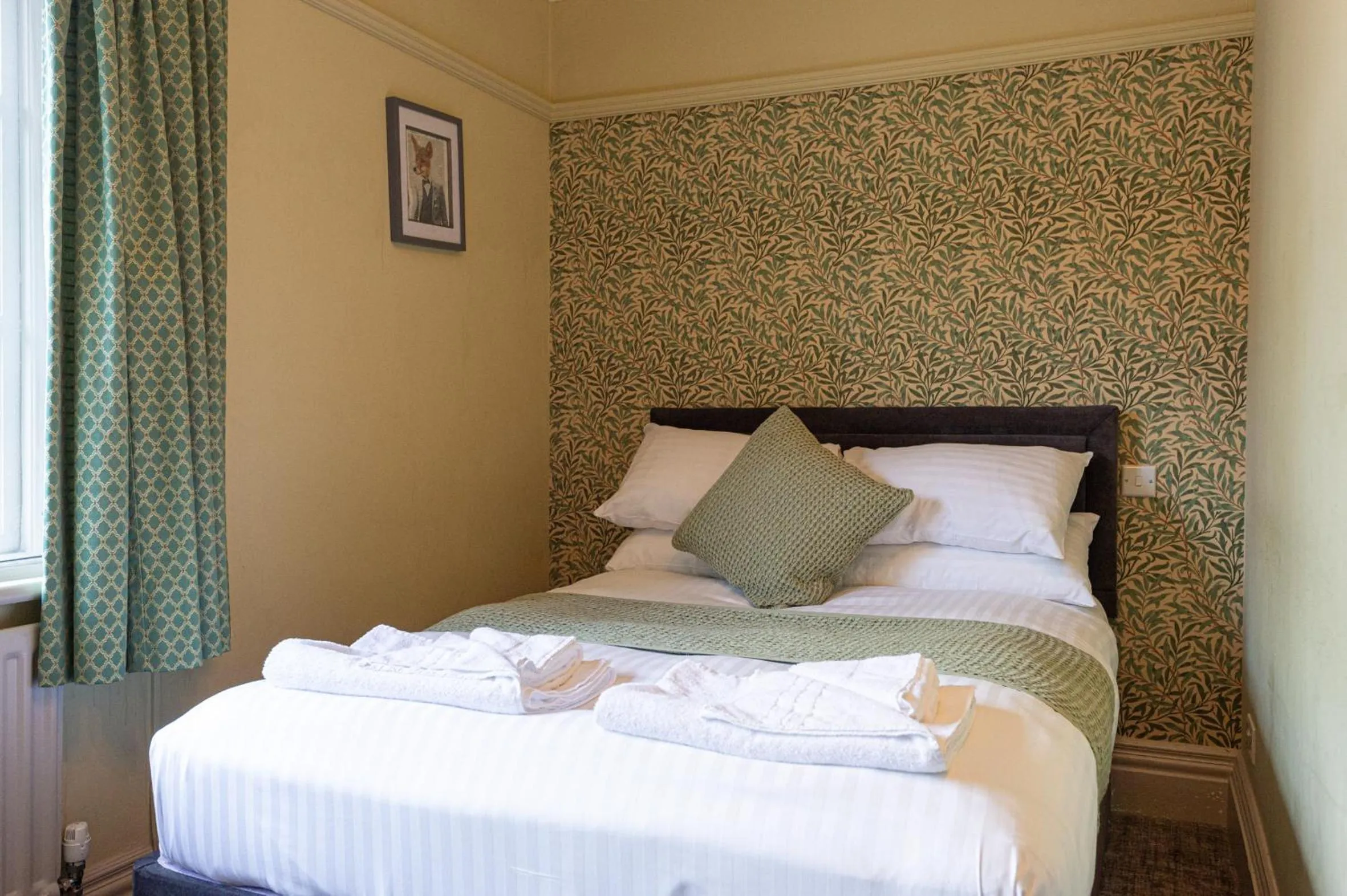 Bedroom, Bed in Fox Inn