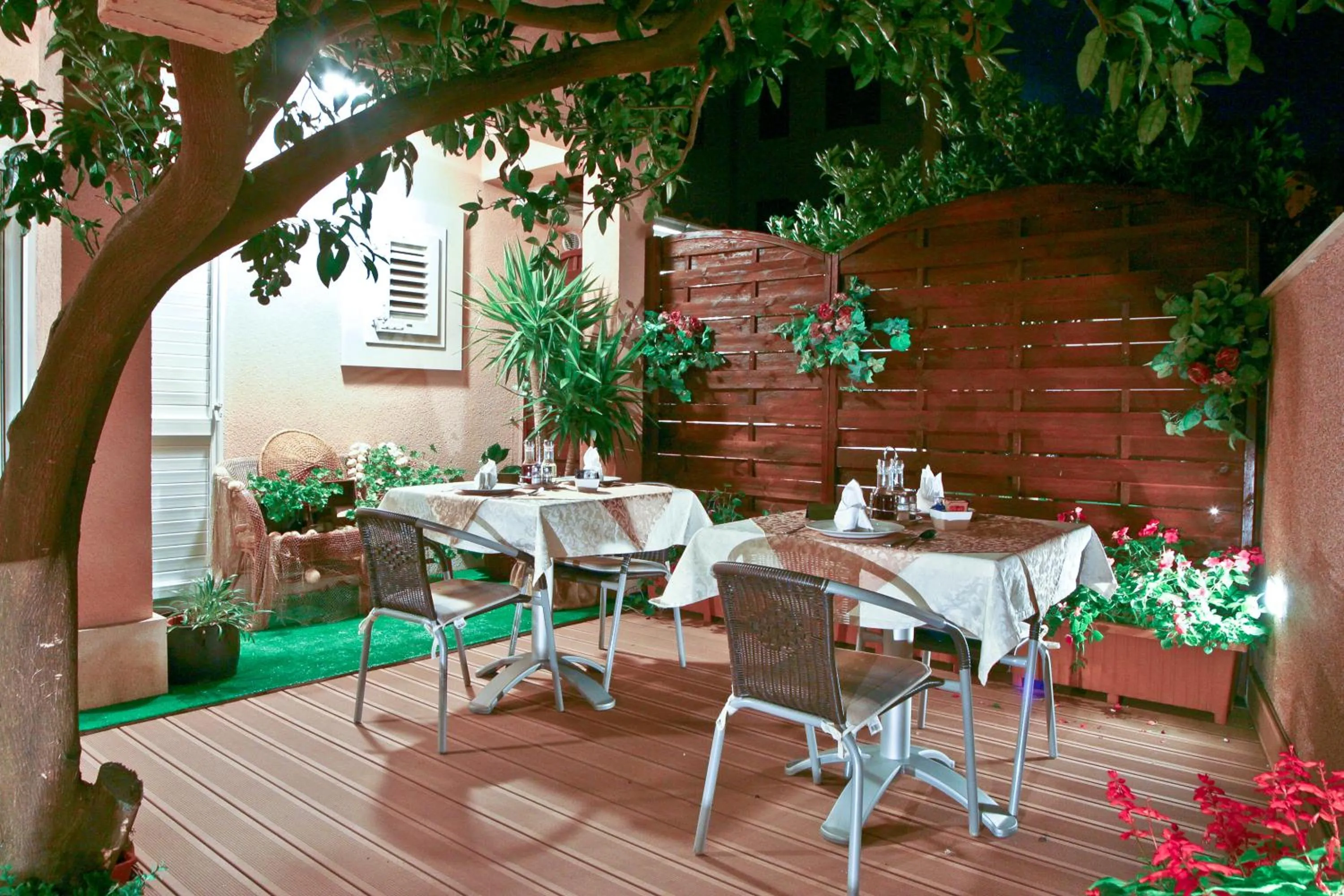 Restaurant/places to eat in Villa Midea