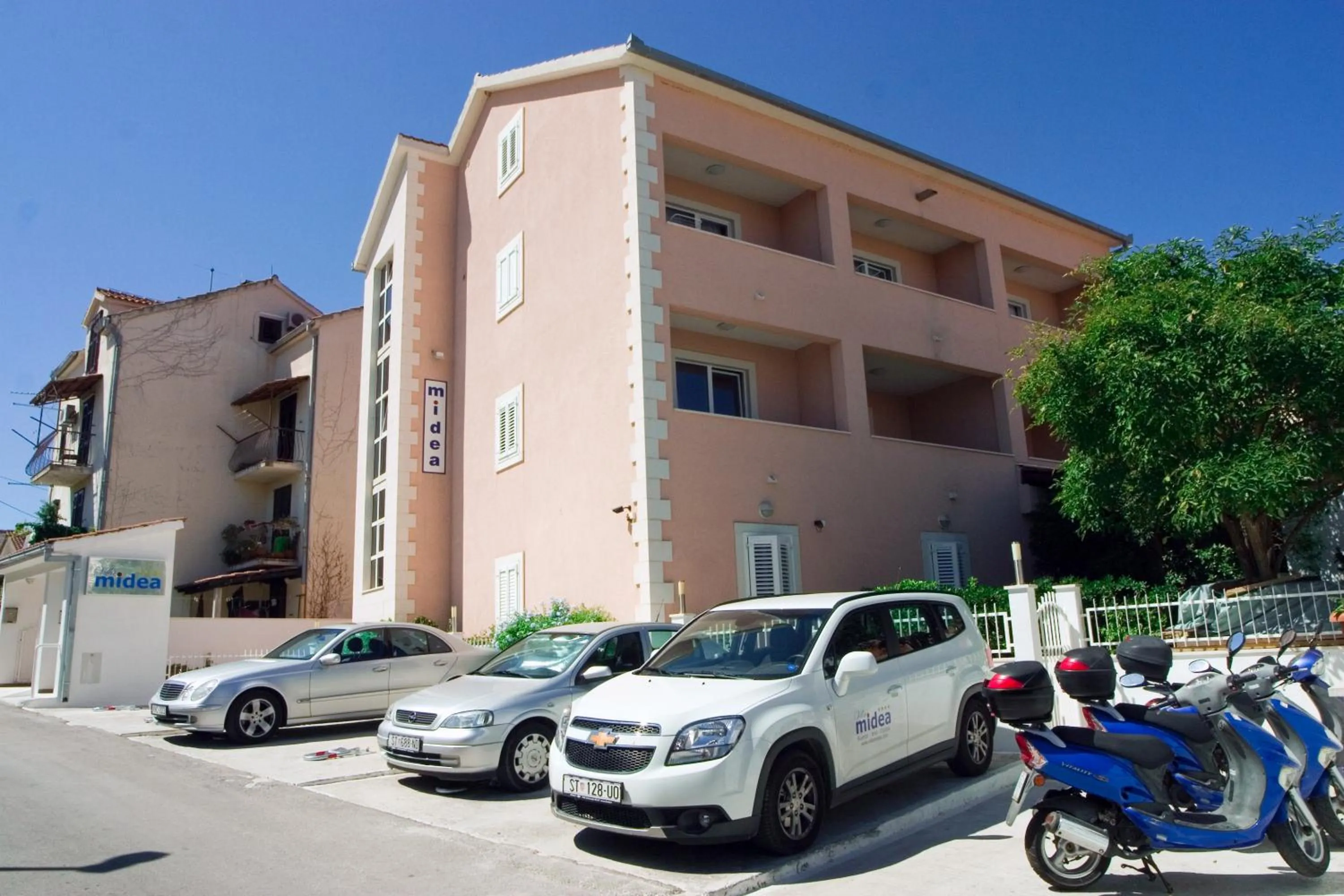 Facade/entrance in Villa Midea