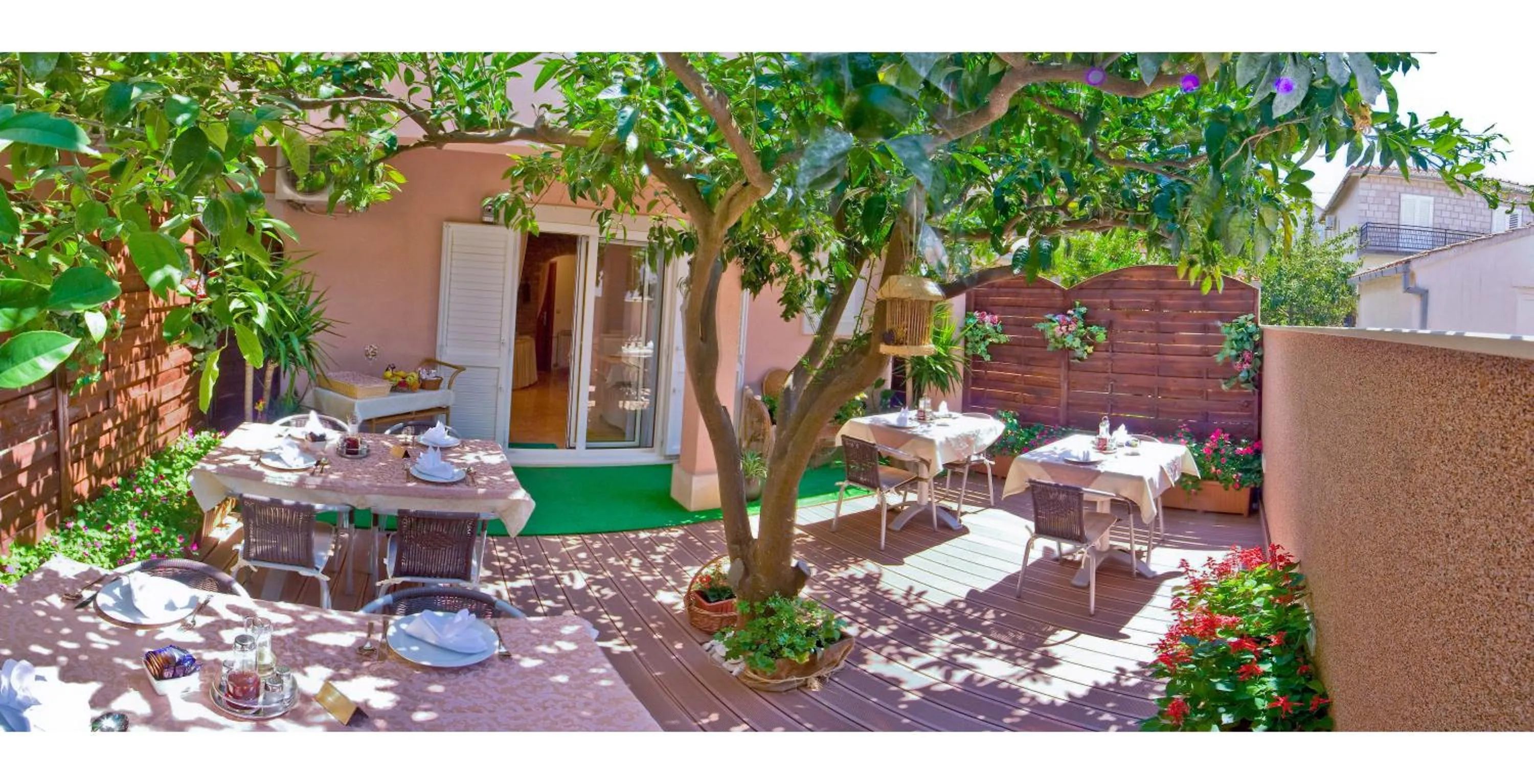 Restaurant/places to eat in Villa Midea