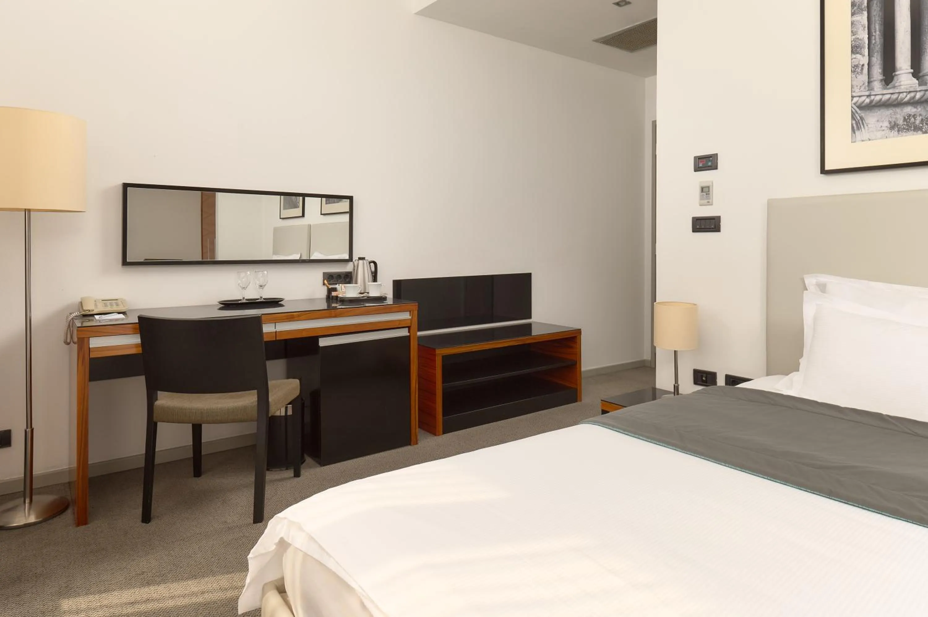 Bedroom, Bed in Hotel Atrium