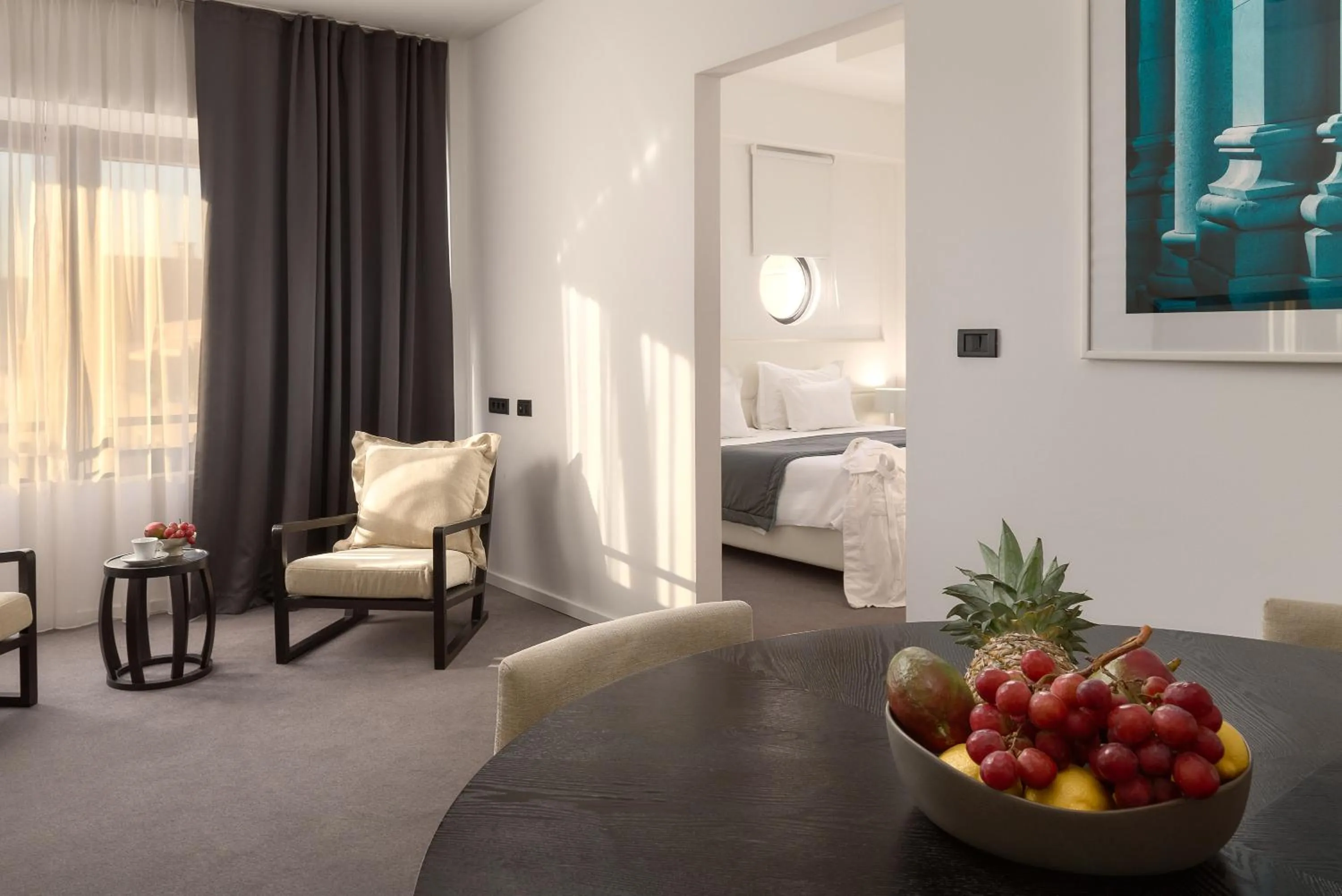 Seating area, Bed in Hotel Atrium