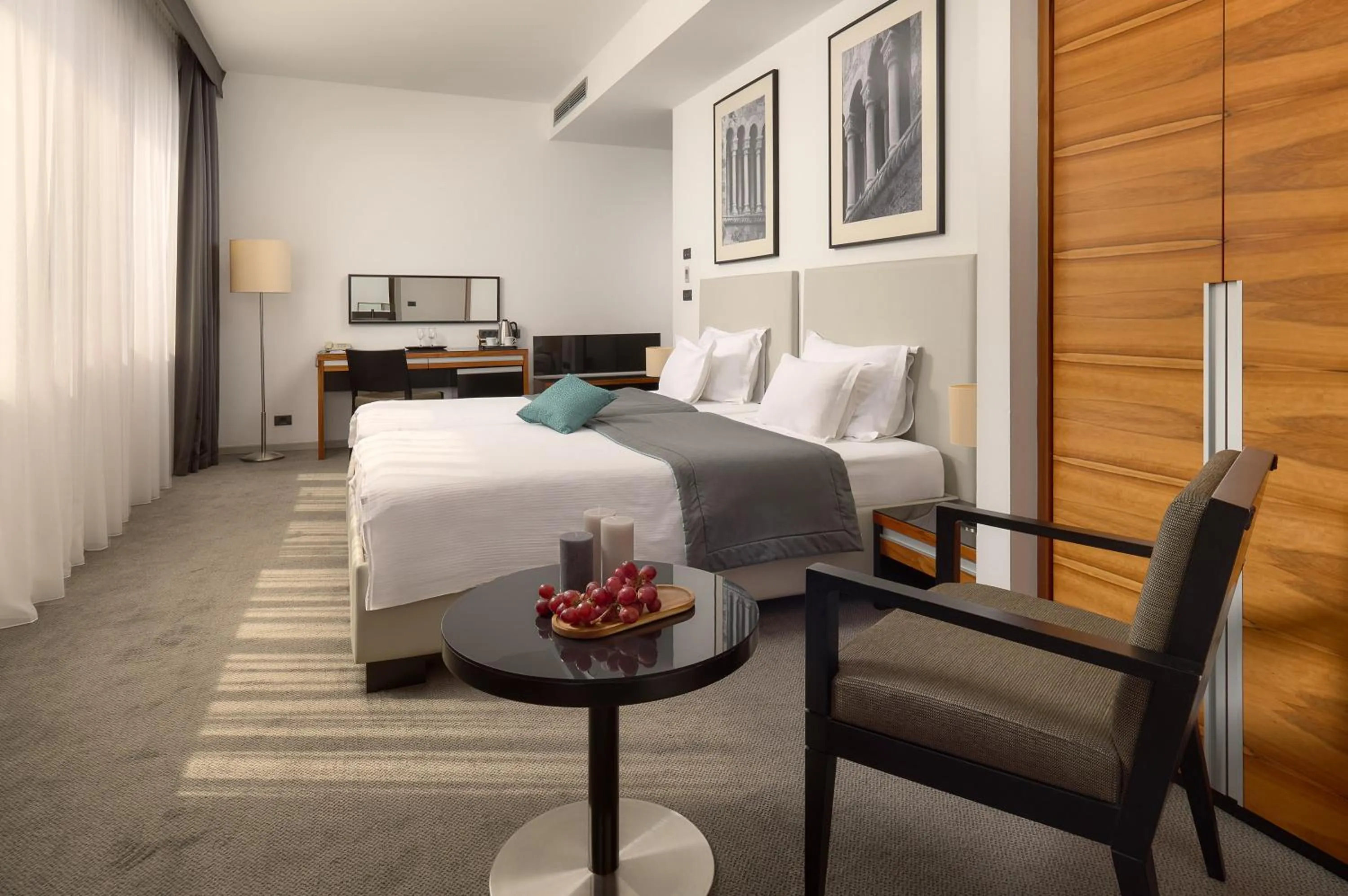 Bedroom, Bed in Hotel Atrium