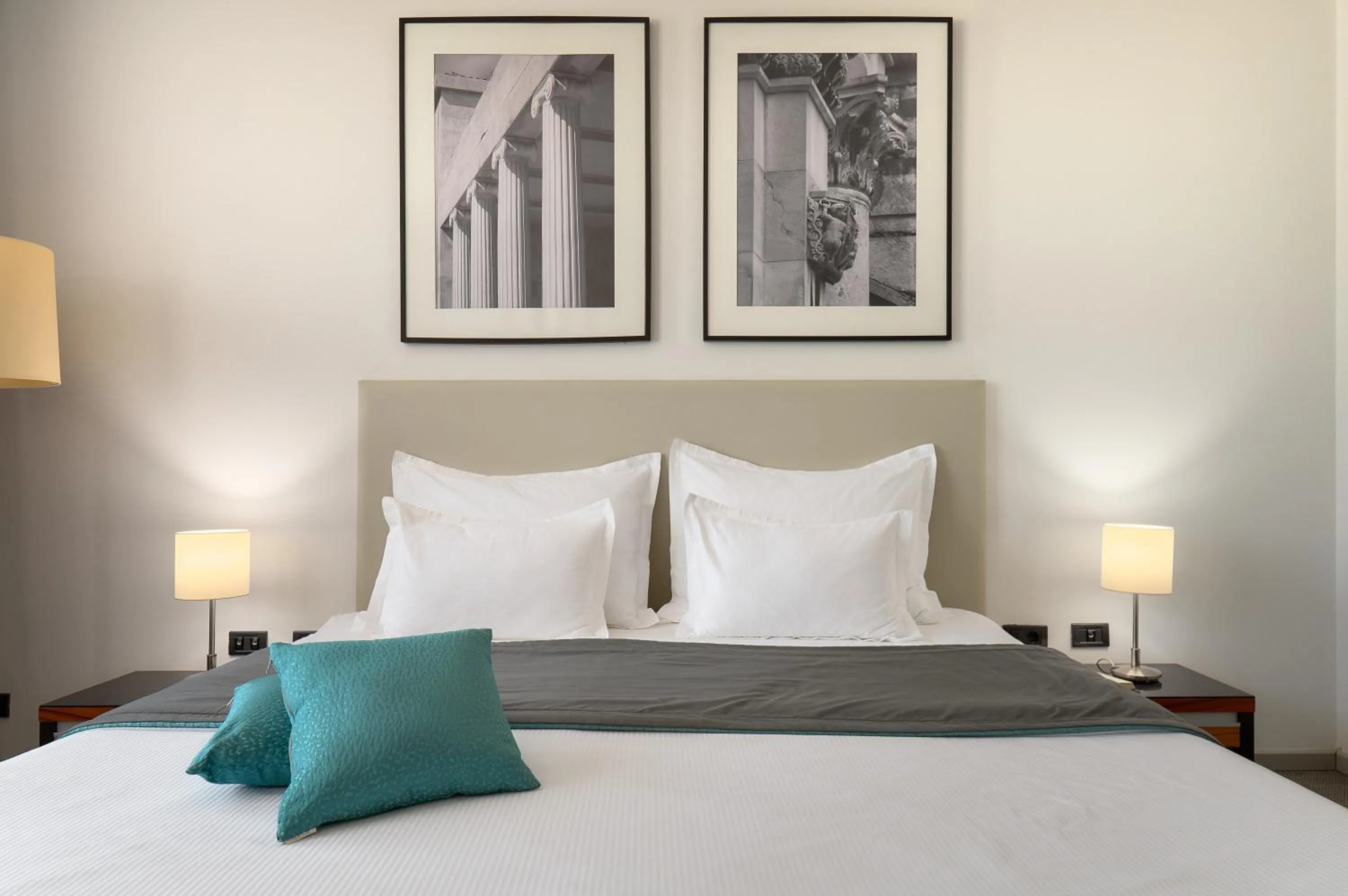 Bedroom, Bed in Hotel Atrium