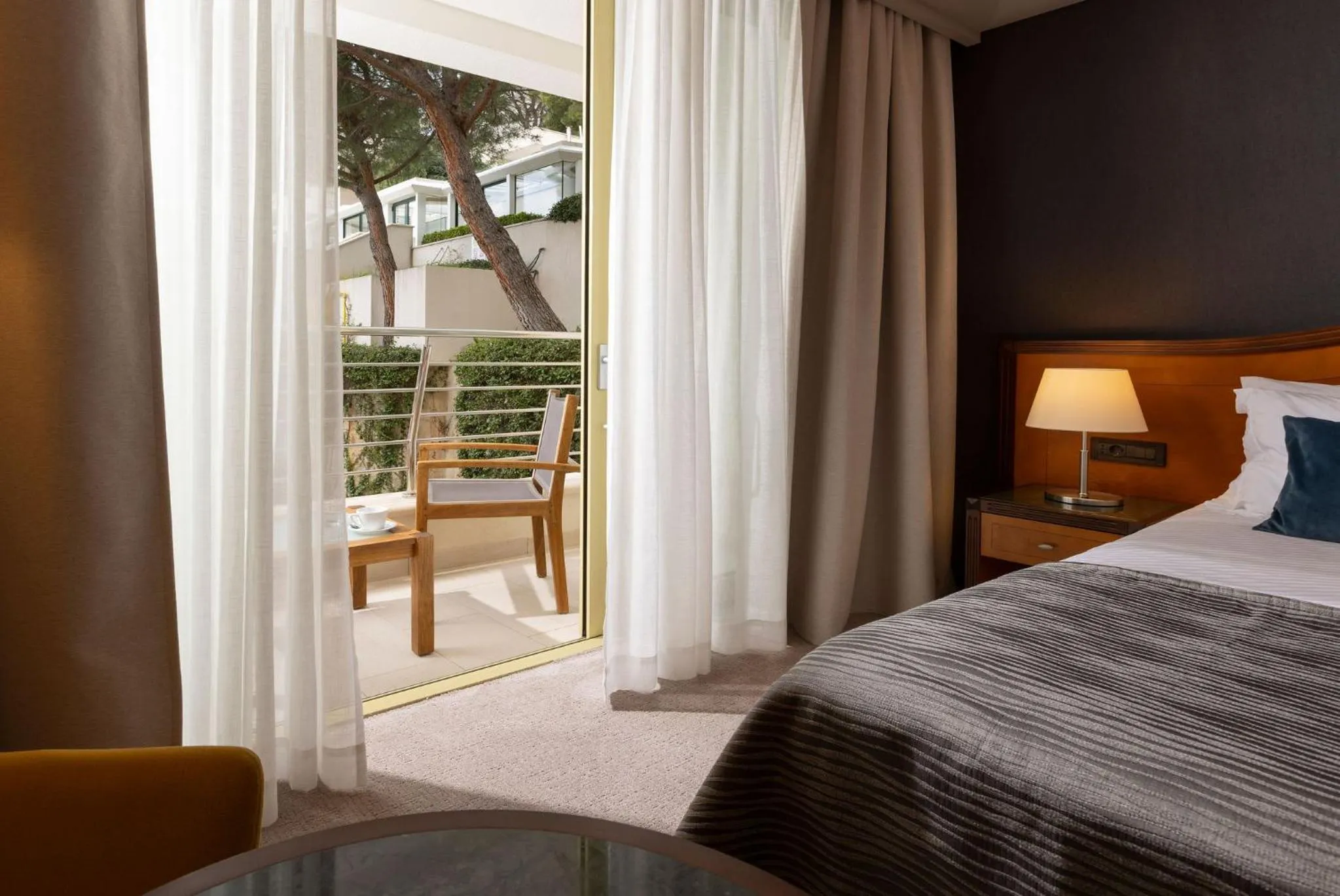 Balcony/Terrace, Bed in Hotel More