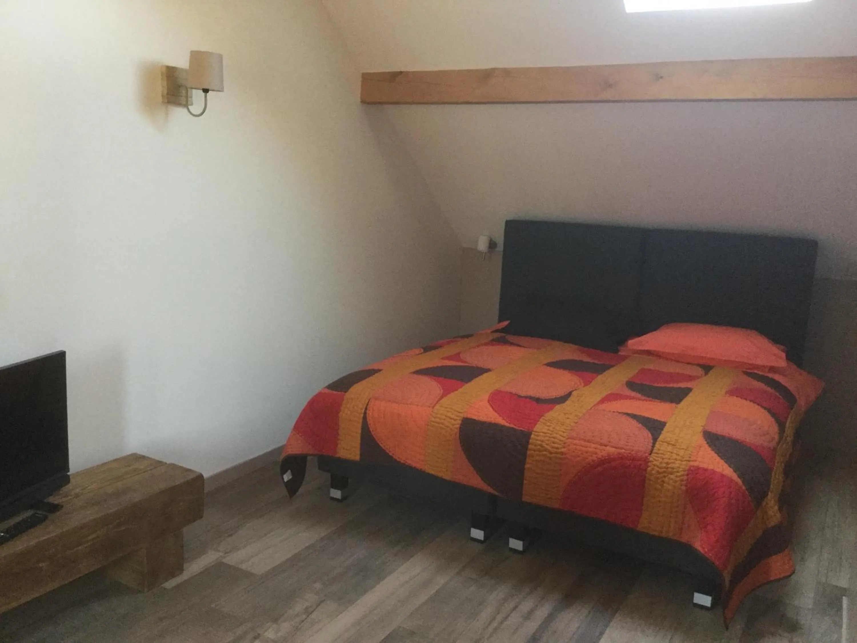 Bedroom, Bed in Les Crinieres En Brie