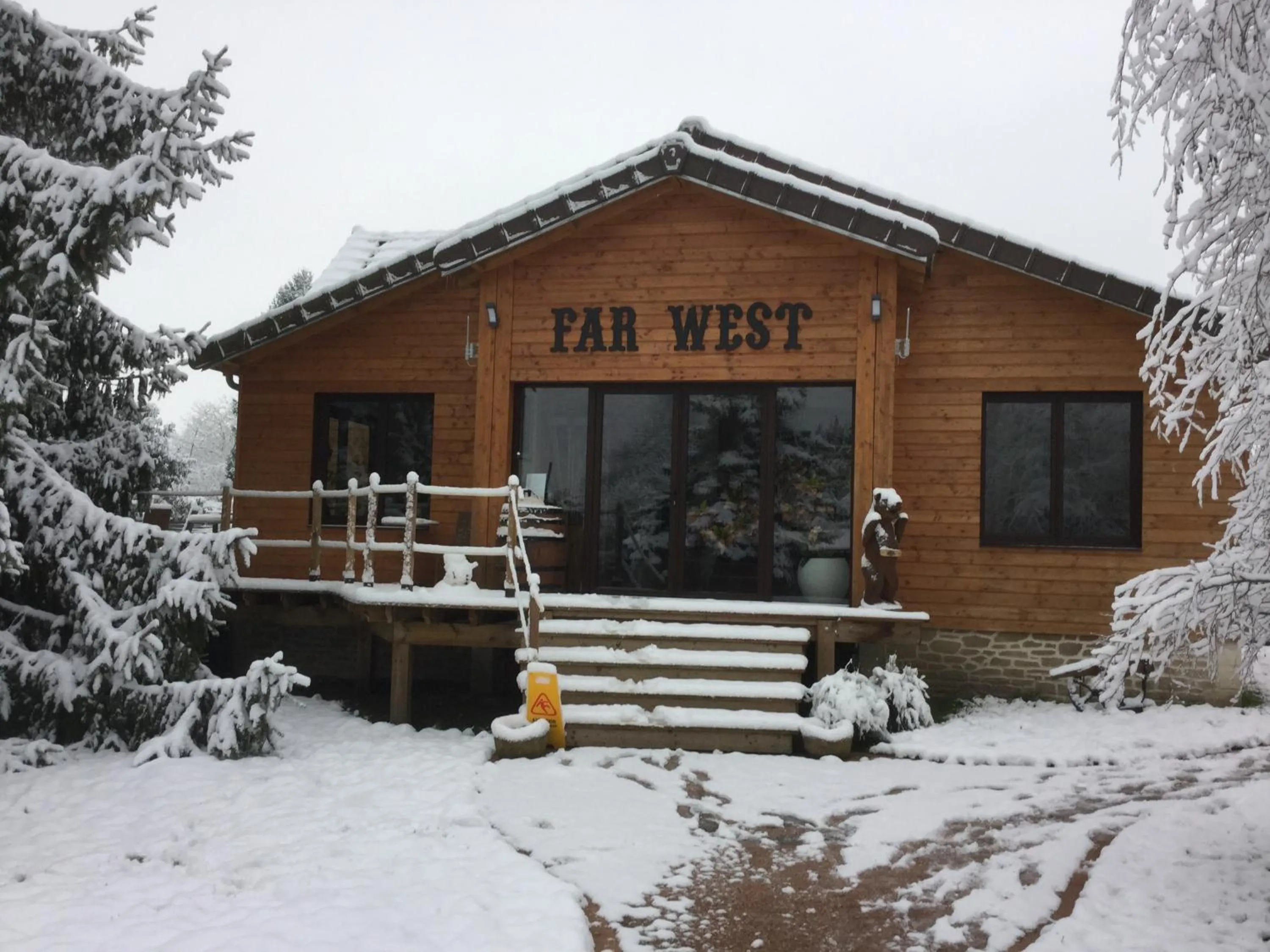 Facade/entrance in Les Crinieres En Brie