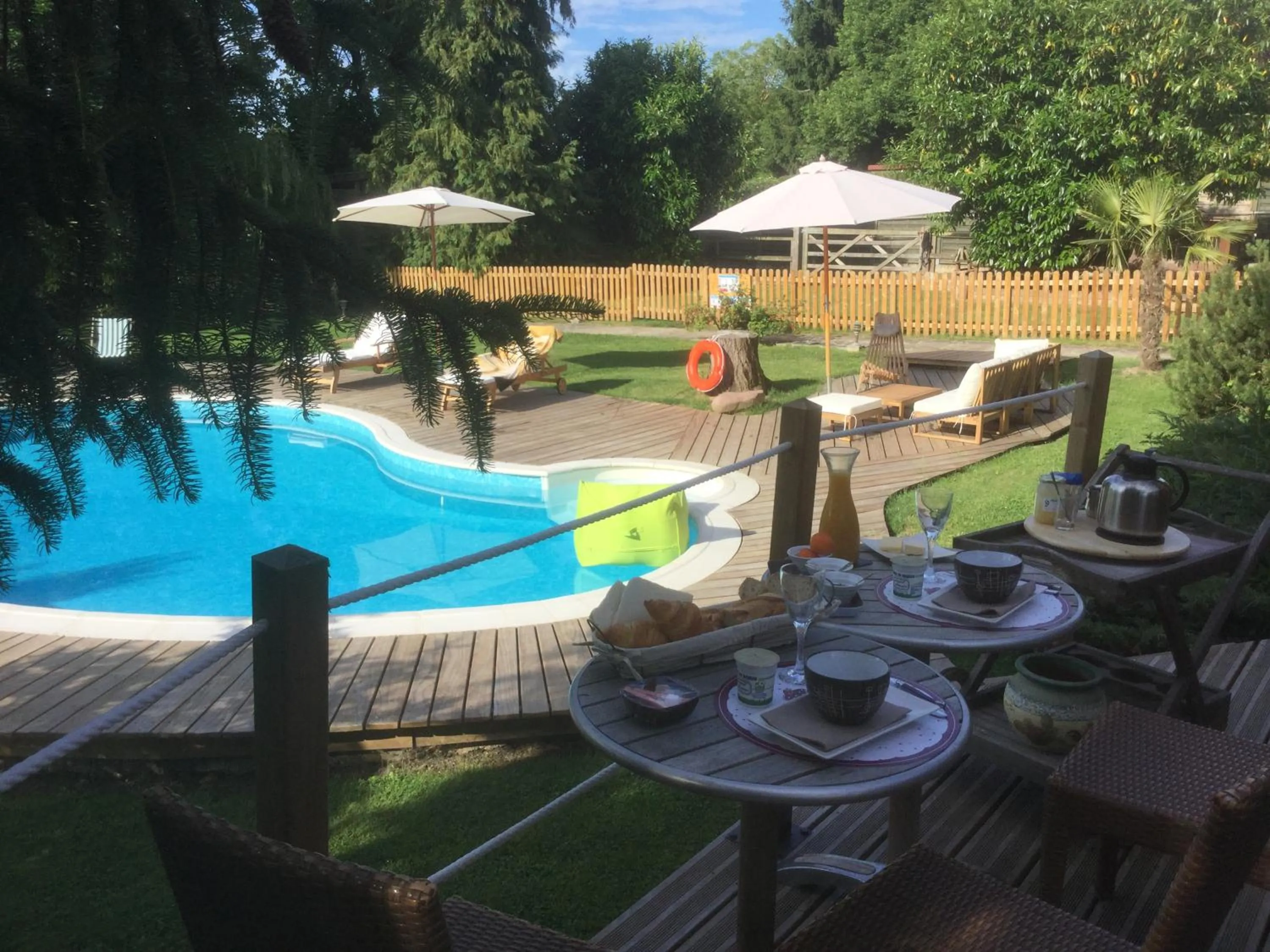 Pool view in Les Crinieres En Brie