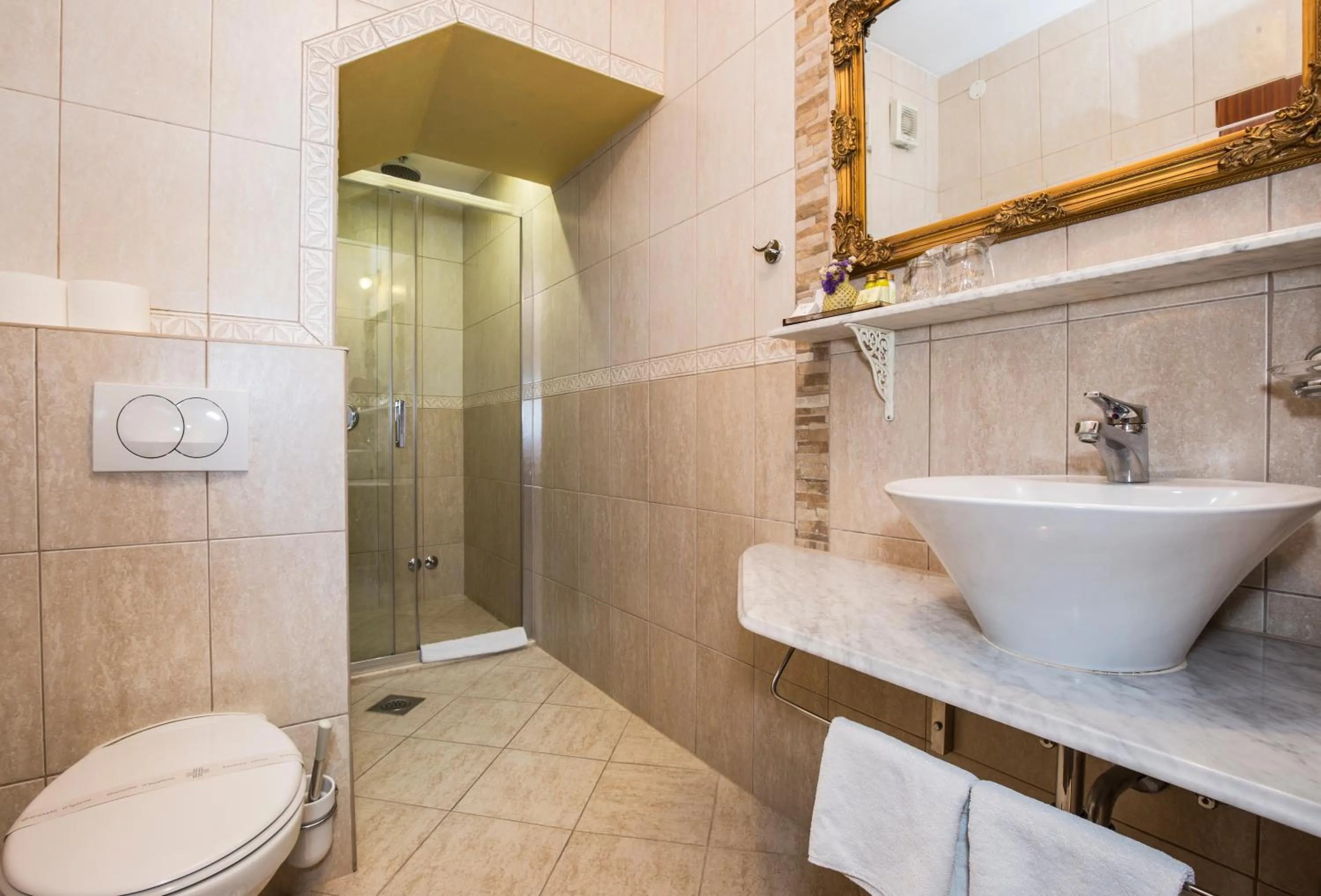 Shower in Heritage Hotel Pasike