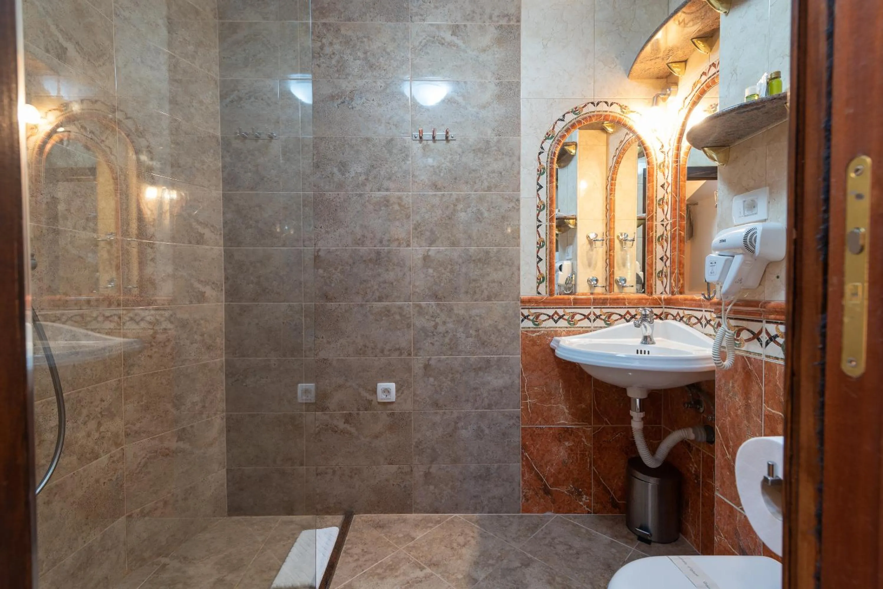 Shower in Heritage Hotel Pasike