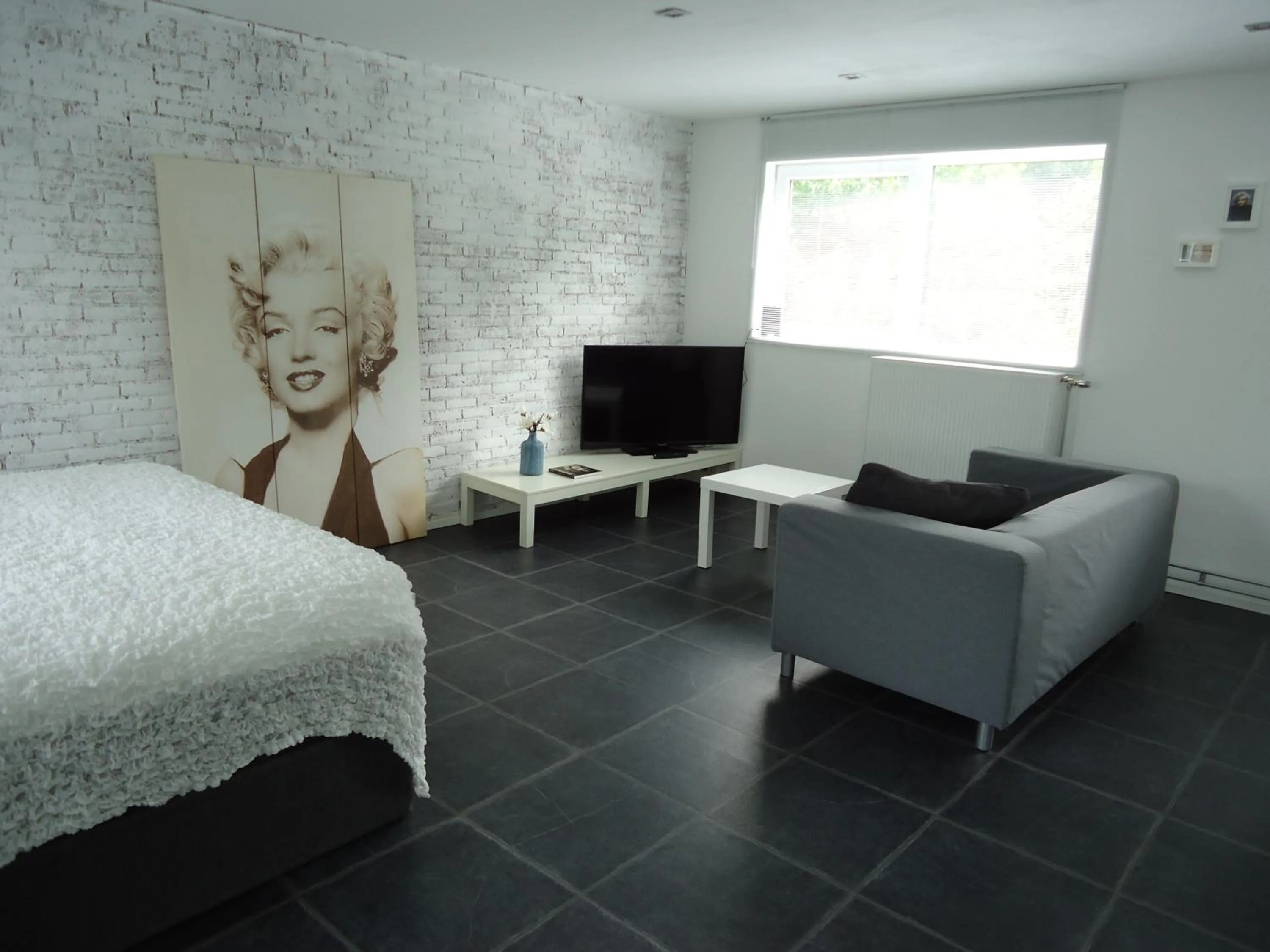 Living room, Bed in B&B Sloterpark