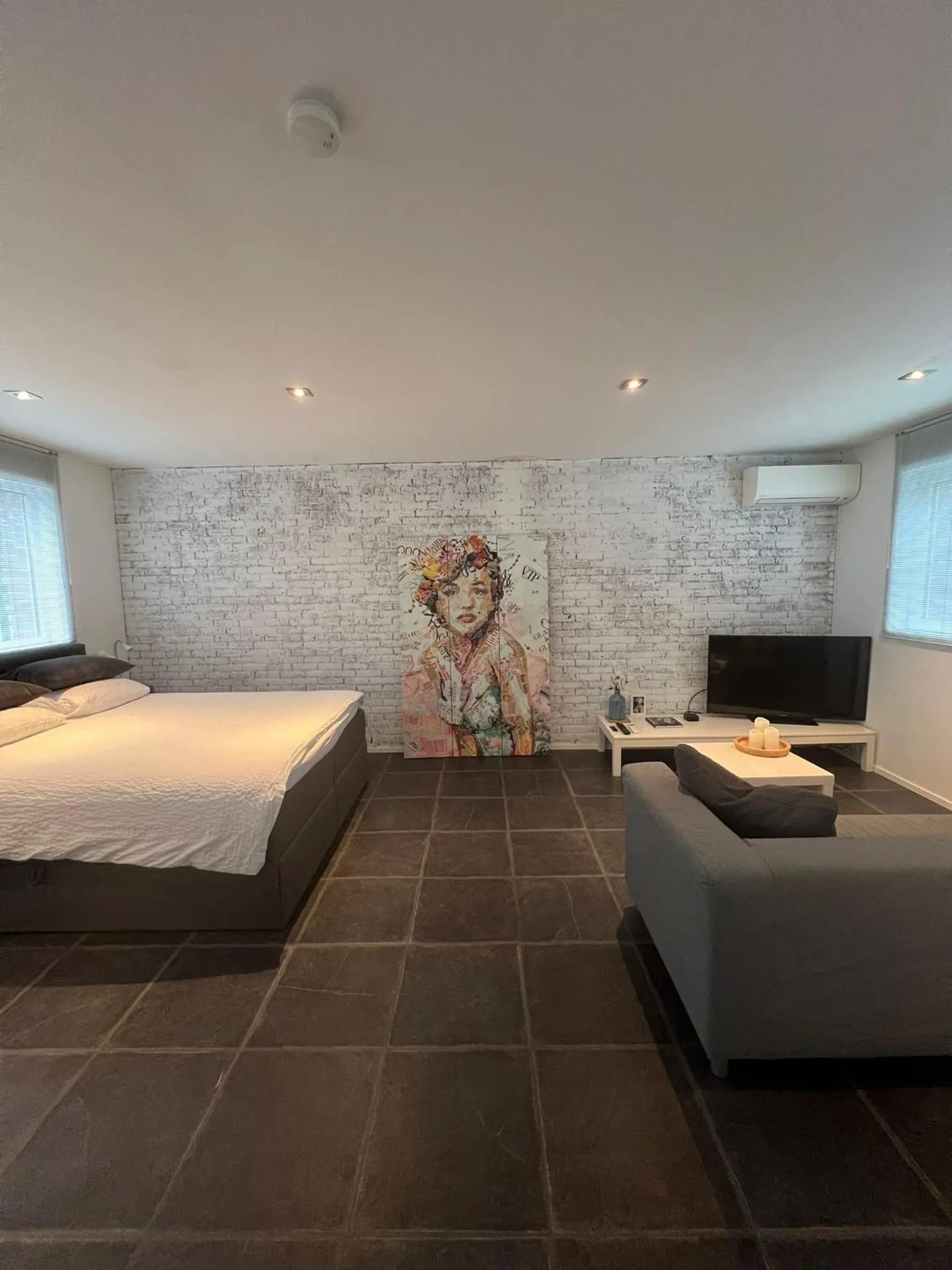 Living room, Bed in B&B Sloterpark