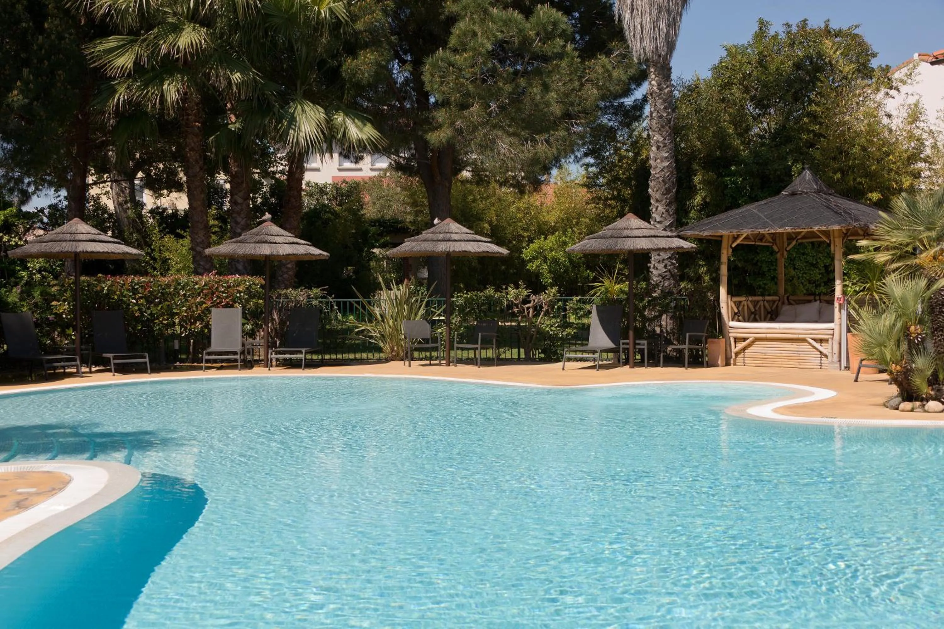 Swimming pool in Le Cottage - Hotel & Spa
