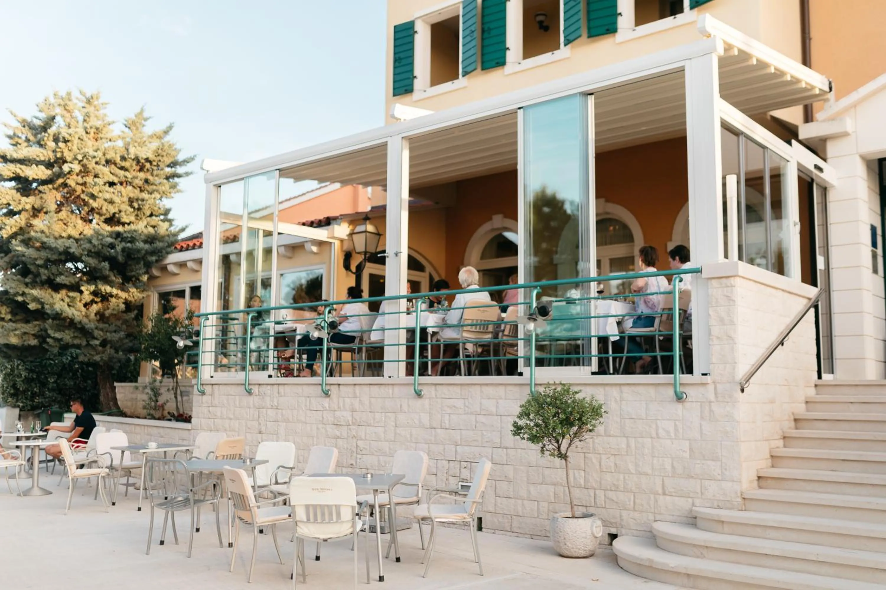 Restaurant/places to eat in Hotel Spongiola