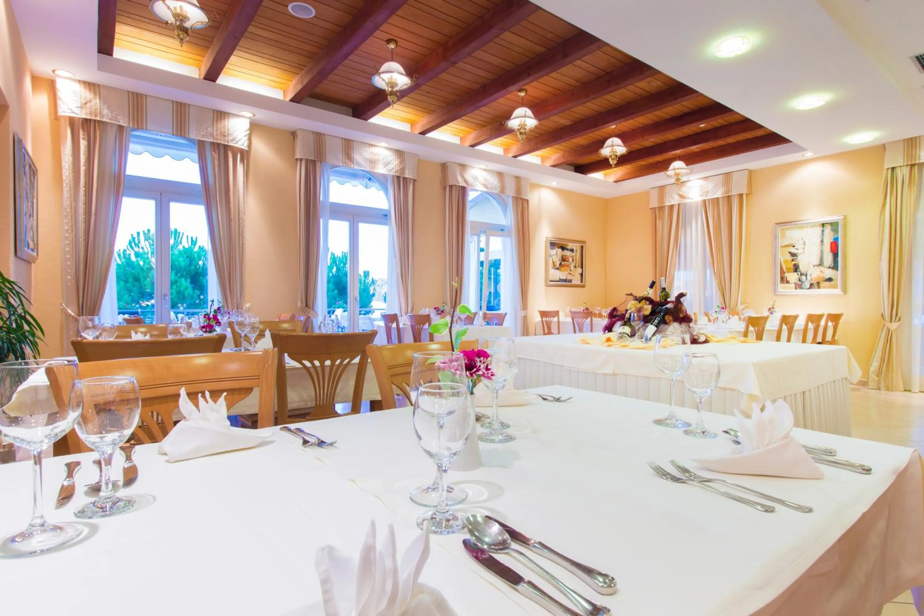 Restaurant/places to eat in Hotel Spongiola