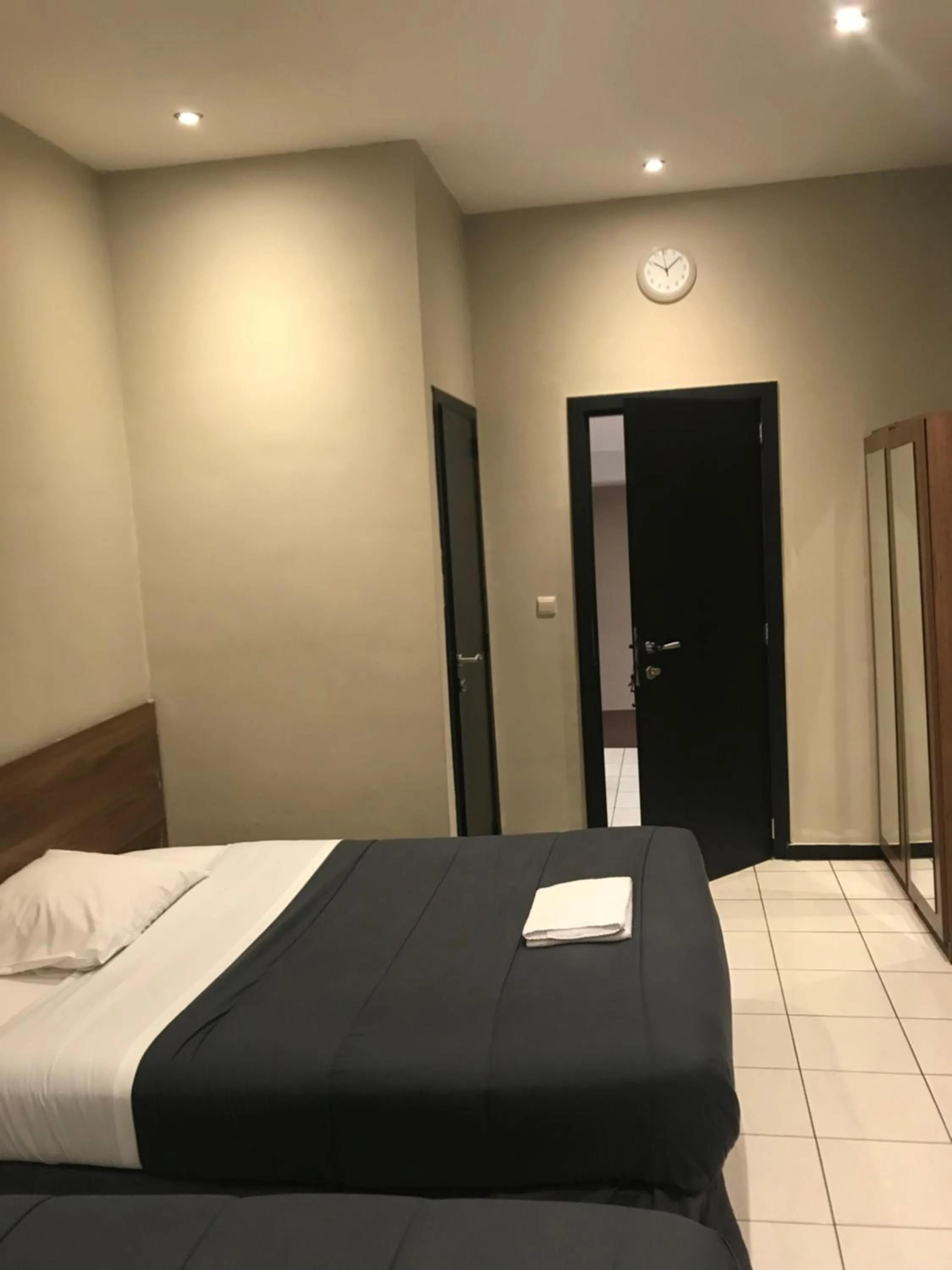 bunk bed, Bed in Royal Hotel