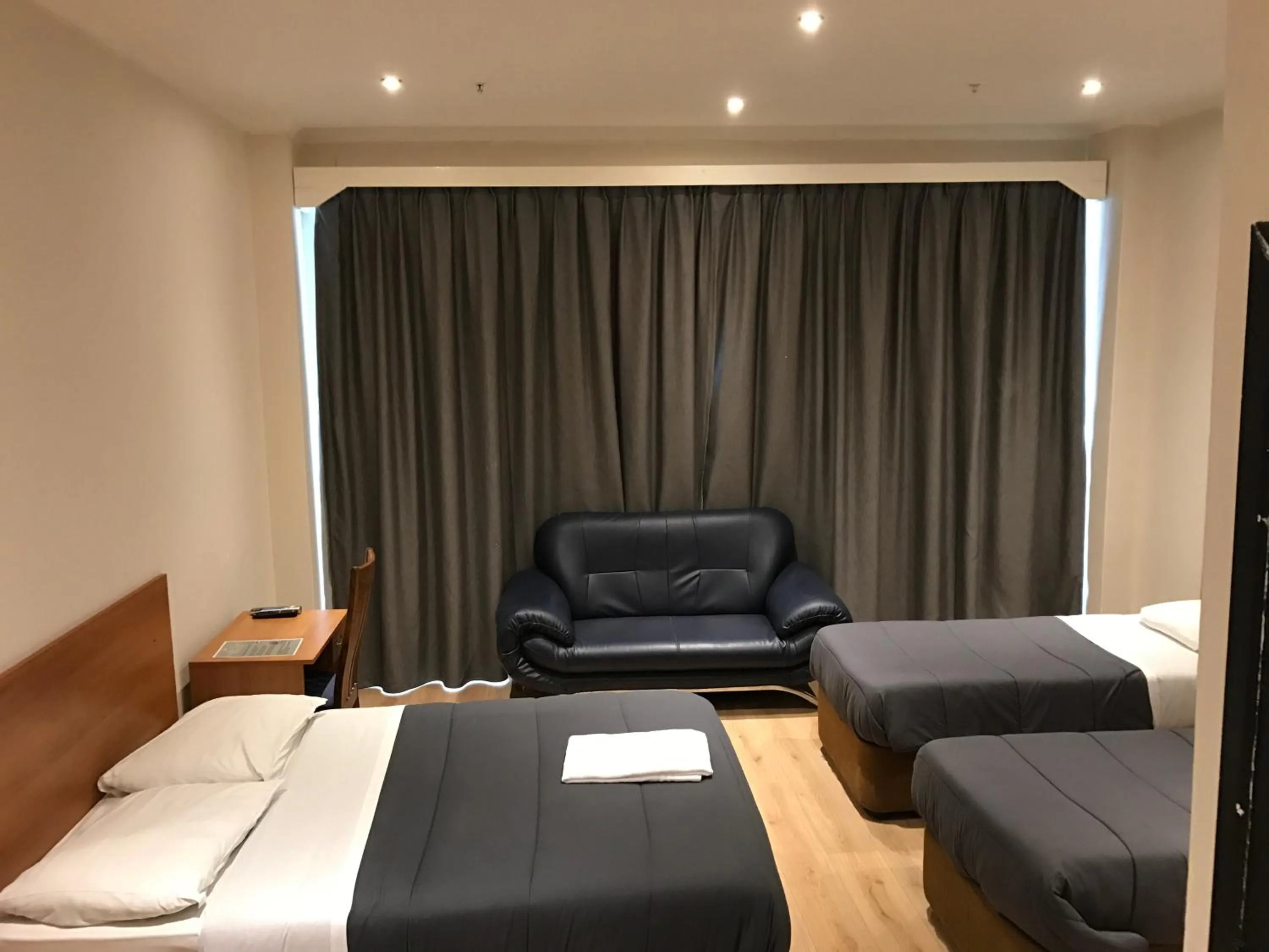 Bedroom, Bed in Royal Hotel