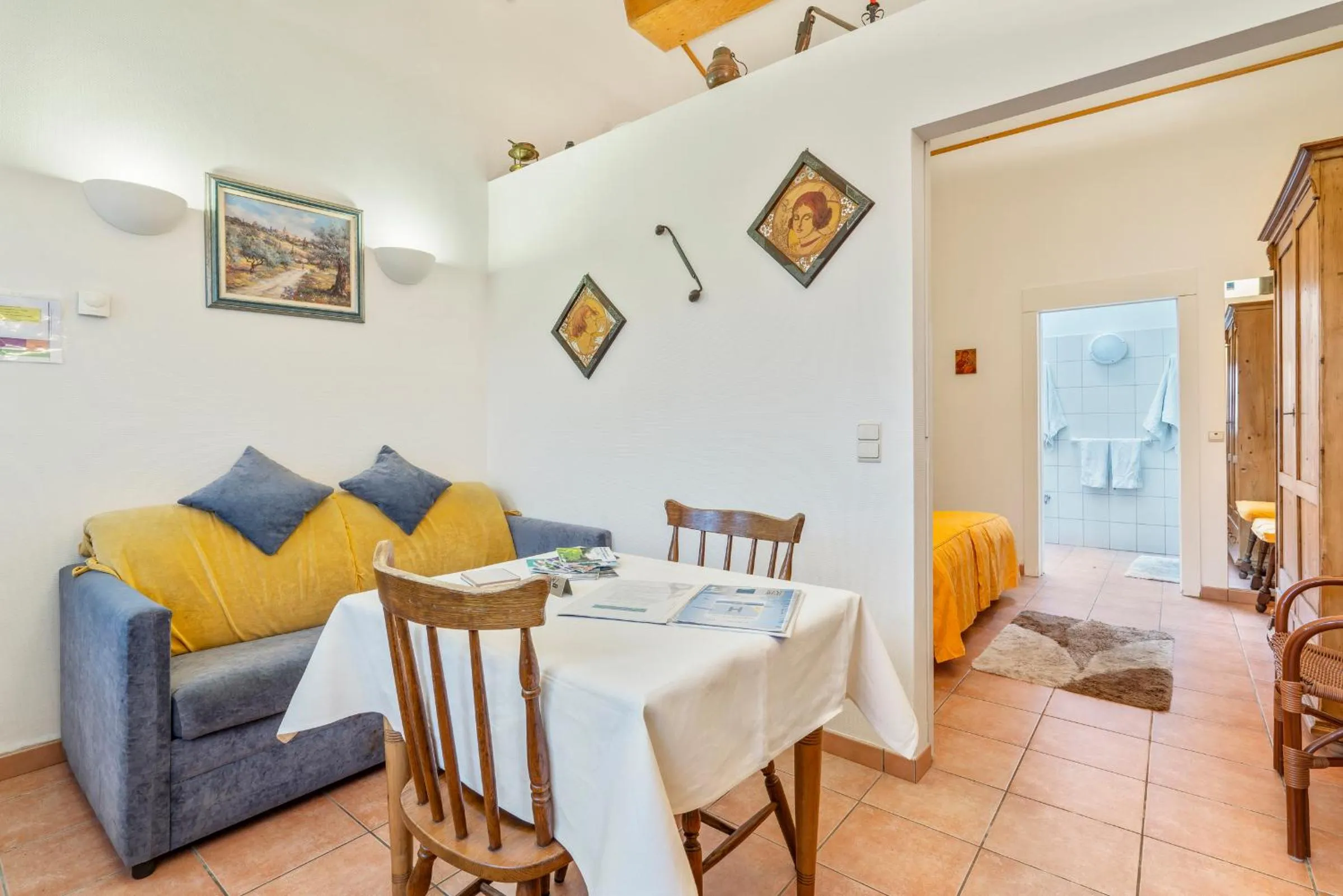 Seating area in Elckerlyck Inn Hotel