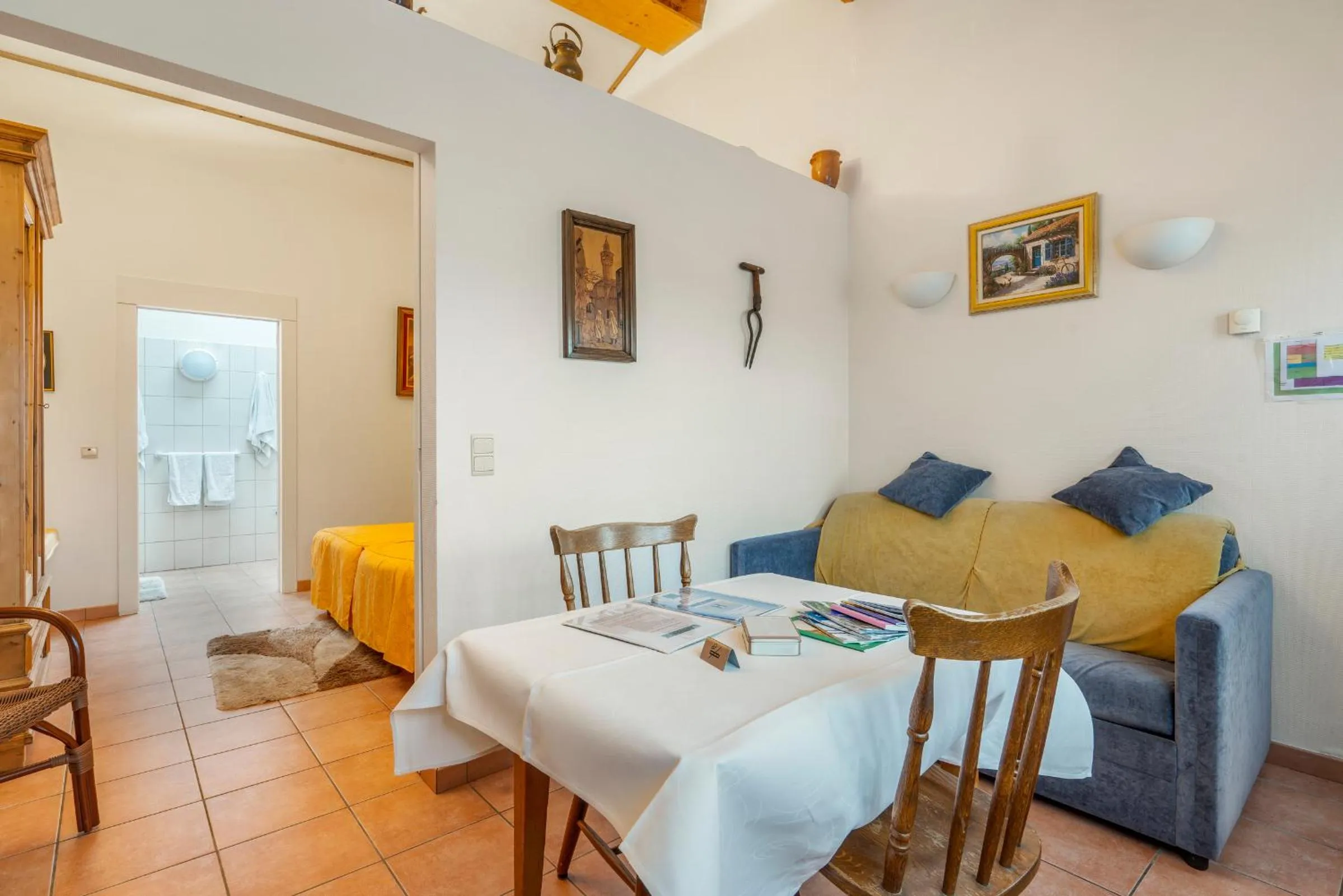 Seating area in Elckerlyck Inn Hotel