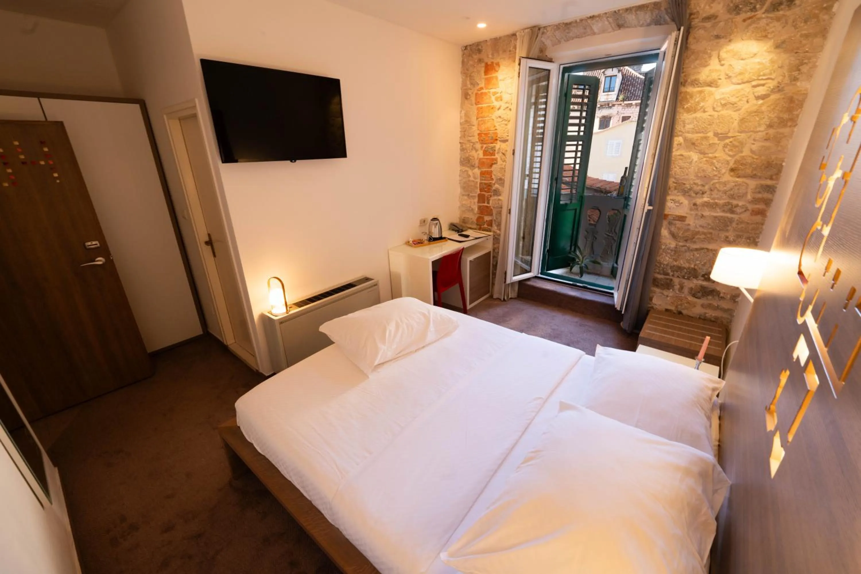 Bed in Slavija Culture Heritage Hotel