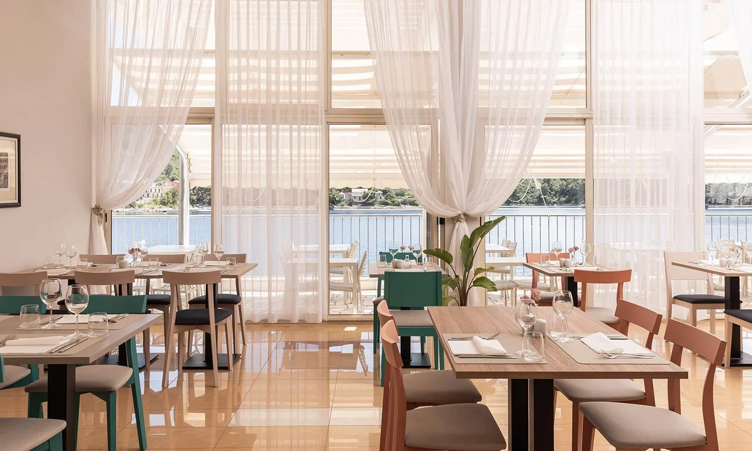 Restaurant/places to eat in Aminess Younique Lume Hotel