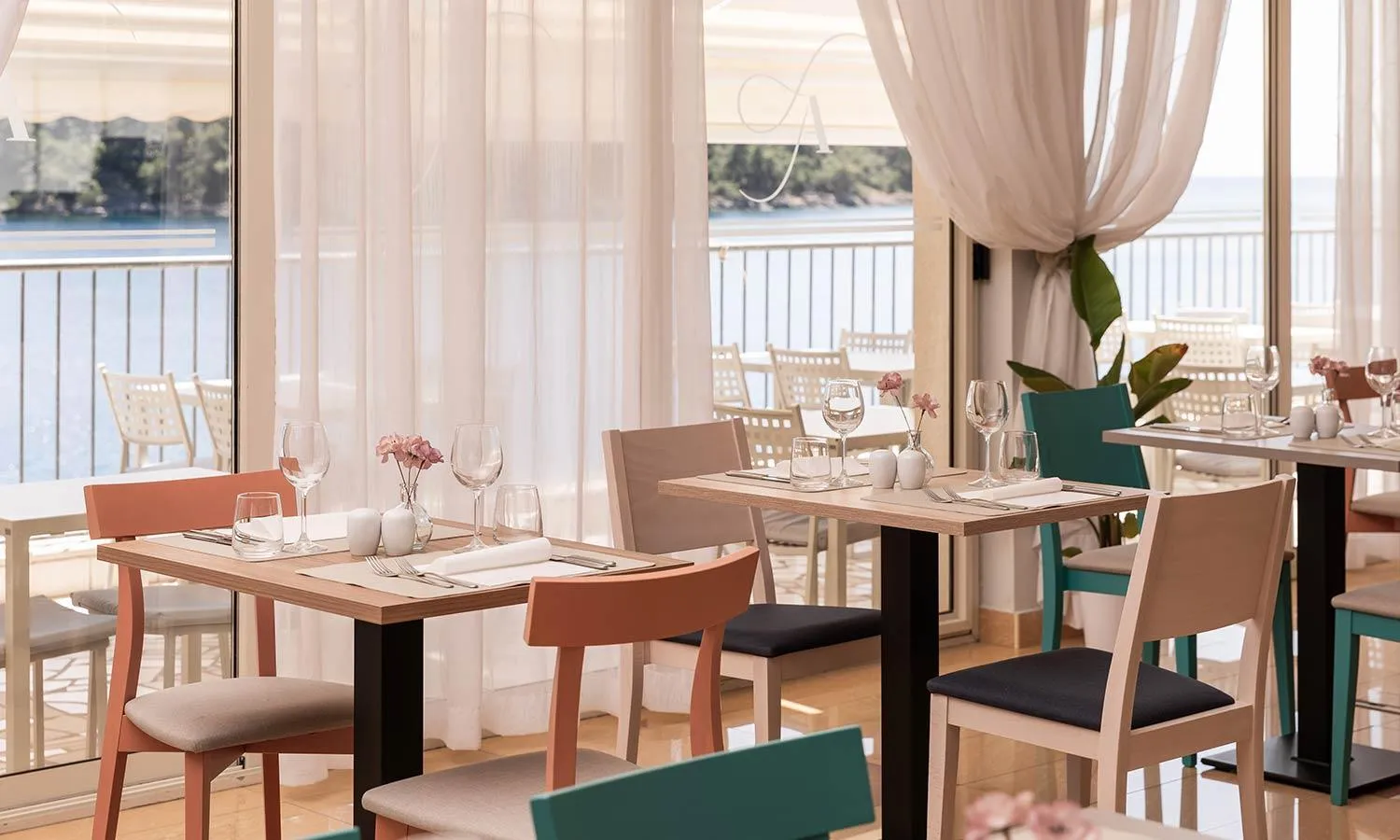 Restaurant/places to eat in Aminess Younique Lume Hotel