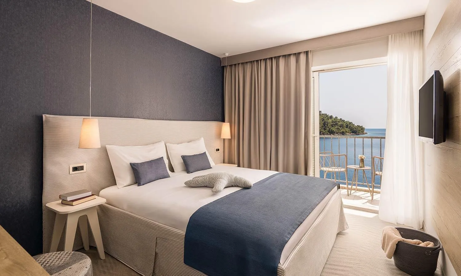 TV and multimedia, Bed in Aminess Younique Lume Hotel