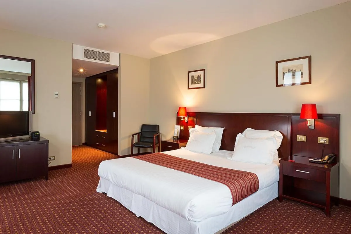 Bed in Hotel Restaurant Weinebrugge